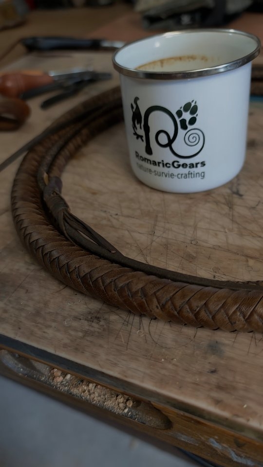 Refaire ou resserrer le nœud de la chute d'un fouet est nécessaire. Vous pouvez me contacter pour des réparations ou de la maintenance de fouet.
En plus du resserrage un petit graissage à l'Effax.
#romaricgears #props #survival #bullwhip #indianajoneswhip #outdoorgear #survivaladventure