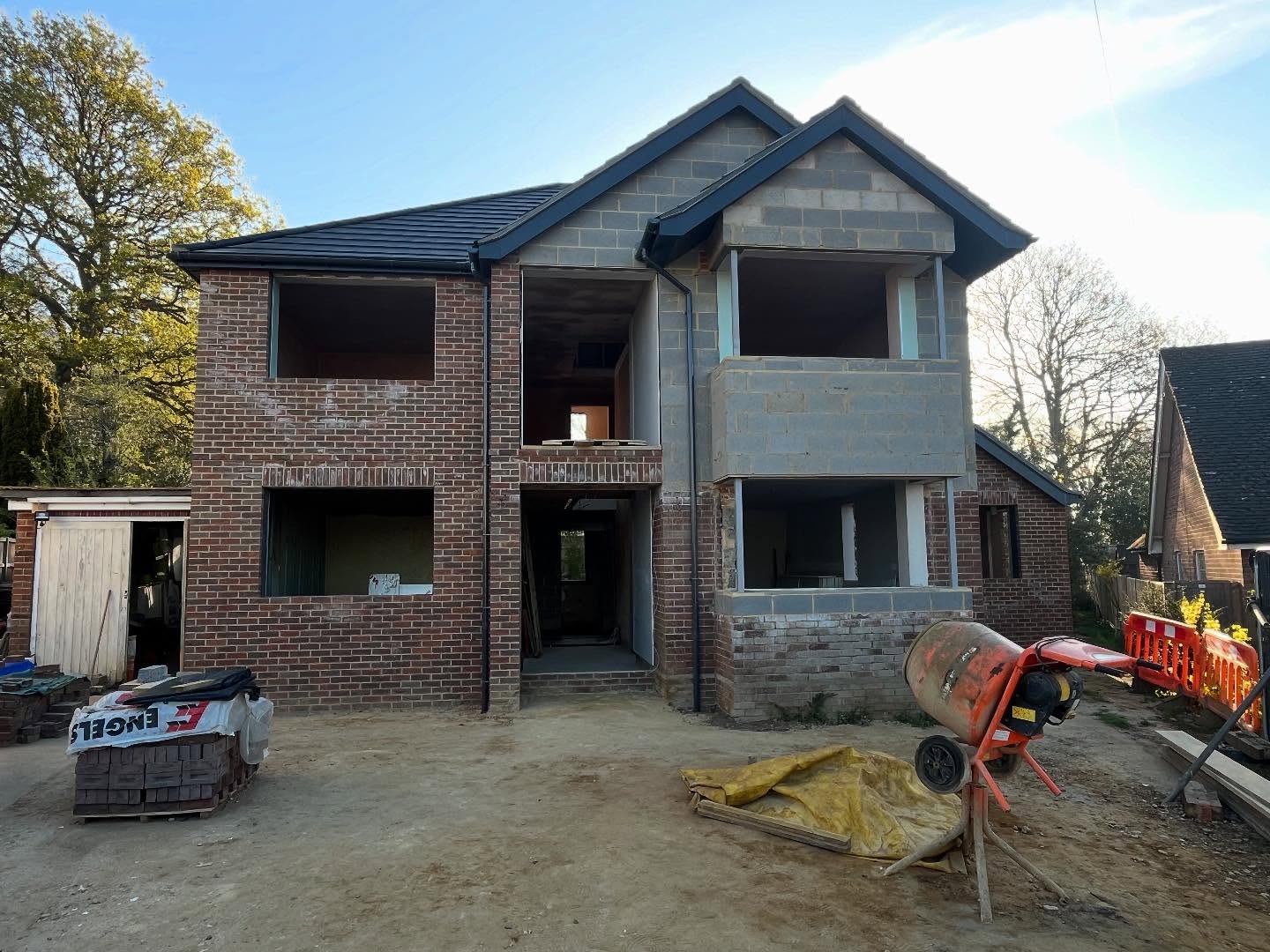 Nice picture of house now the scaffold has been removed ready for windows to be fitted can ready get a feel of what it’ll be like when completed with windows and render to bay. #alderson #builidng #window #render #keepongoing