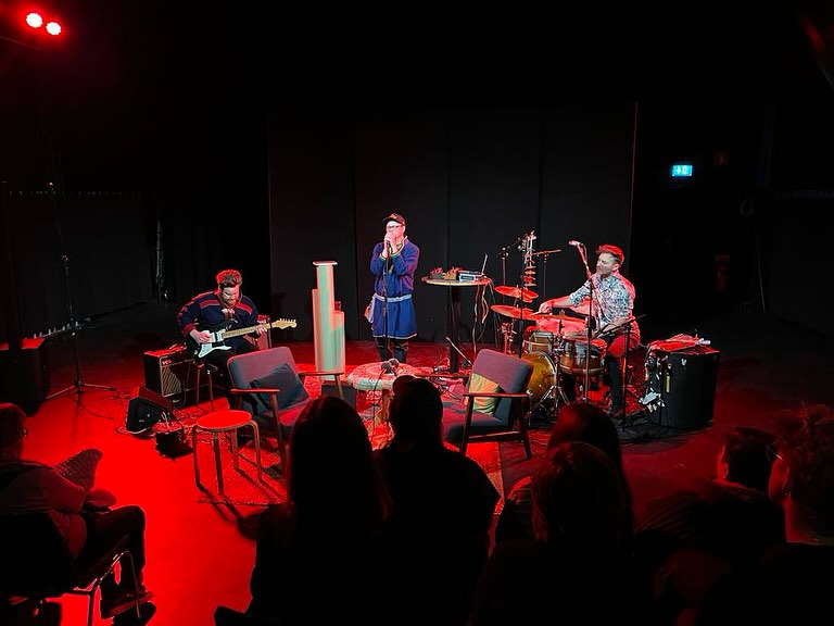 Vilken magisk kväll vi fick igår på Redbergsteatern! Stort tack till @sv_goteborg, @sameradion, alla i publiken och ett extra stort tack till @oalloluovta_anndaris och medverkande musiker för ett fantastiskt framträdande✨