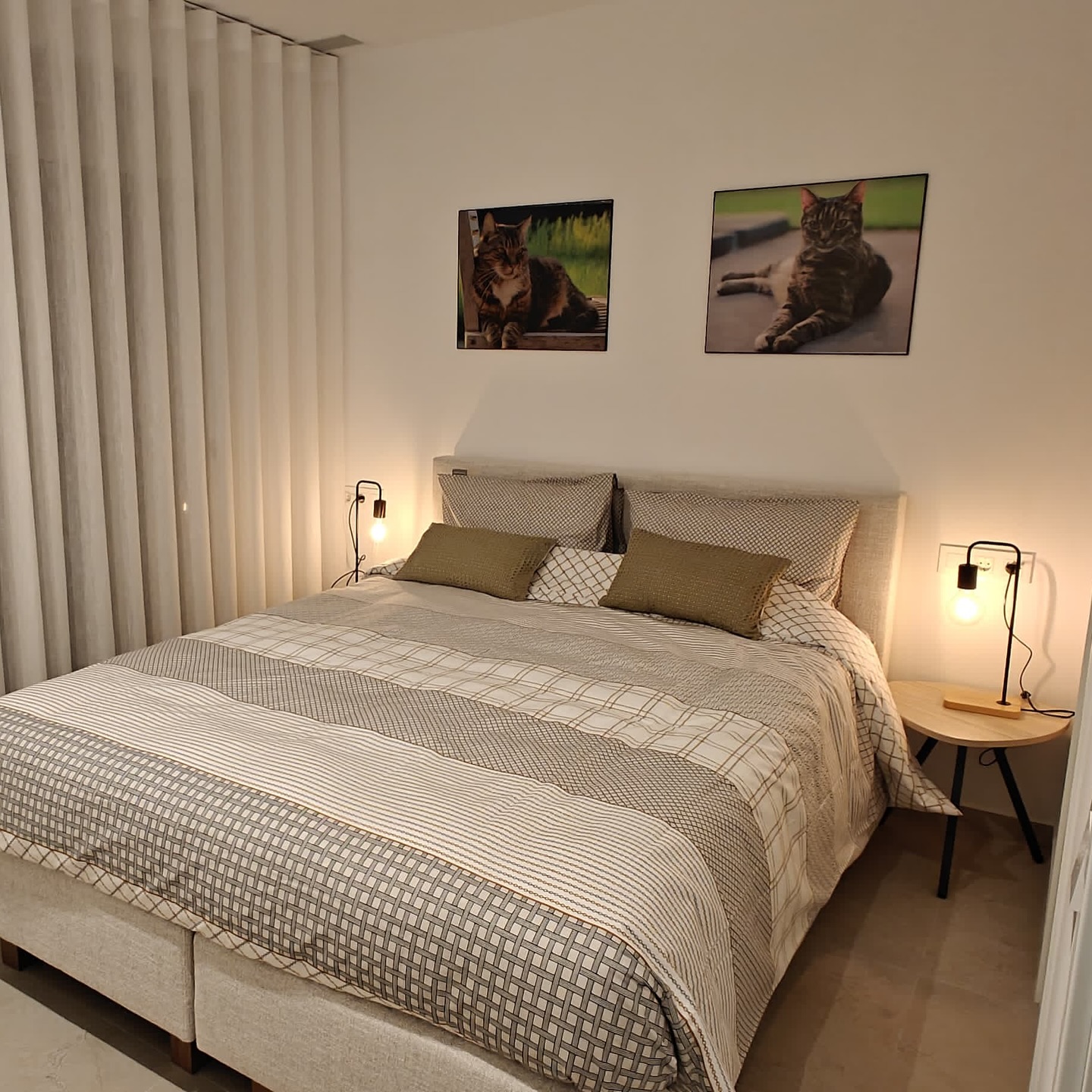 Om bij weg te dromen…
Onze vakantievilla heeft 3 slaapkamers die allemaal uitgerust zijn met kwaliteitsvolle boxsprings, dekbedden van echte dons, inbouwkasten en elektrische rolluiken!