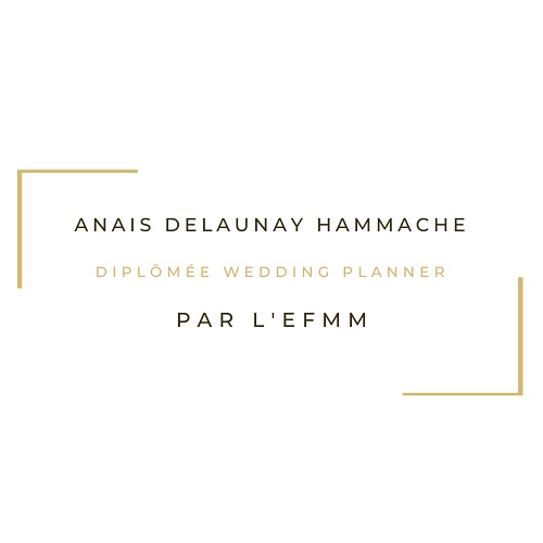 🎓 C’est officiel : je suis certifiée Wedding Planner (niveau 6, reconnu par l’État) !
Avec une note excellente en plus… quelle fierté ! 😍
J’ai suivi la formation de l’EFMM en septembre dernier, avec une team de formatrices passionnées (merci Virginie, Marie-Laure, Charlotte et Amélie 🫶). C’était intense, hyper enrichissant et surtout : ultra concret !
On a parlé de tout : du rôle de wedding planner à la déco/scéno, en passant par le marketing, la création d’entreprise, le juridique, le commercial, l’organisation de A à Z, la coordination du Jour J, l’après-mariage… Sans oublier la journée terrain !
Je venais déjà avec une bonne expérience en marketing digital et en création d’entreprise (la mienne existe depuis 2021), mais ça m’a fait du bien de tout remettre à plat avec un regard orienté mariage. Très formateur, vraiment !
J’ai rendu tous mes livrables début 2025, et me voilà officiellement certifiée. Cette formation a été un vrai bonheur du début à la fin.
Je repars avec une base plus que solide, une motivation décuplée… et 5 belles rencontres devenues des copines !
Je suis plus prête que jamais à accompagner mes mariés avec méthode, douceur, inventivité (et beaucoup de love) 🤍
#efmm #ecoledeformationauxmetiersdumariage #formationweddingplanner #weddingplannercertifiee #formationmariage #weddingplanner #weddingplannerlyon
