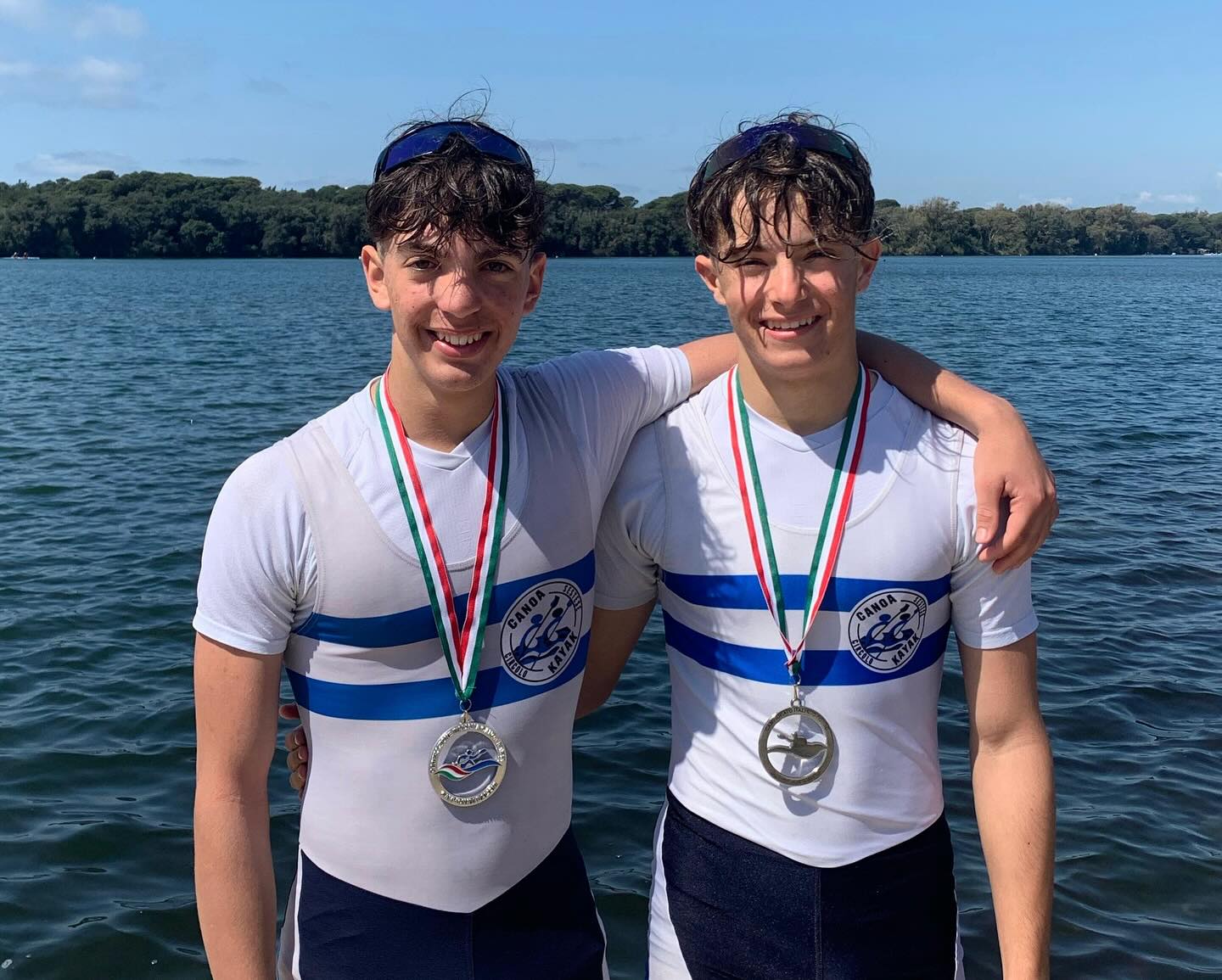 Sabato 5 e Domenica 6 Aprile si sono disputati a Sabaudia, sul lago di Paola, i Campionati Italiani di Fondo sulla distanza dei 5000m.
Nella giornata di Sabato, si sono disputate le gare in K1, con Marco Pirovano che sfiora il podio nella categoria Ragazzi primo anno.
Nella giornata di Domenica si sono svolte invece le gare in K2 e K4 nella quale la coppia formata da Marco Pirovano e Manuel Ginocchi si classifica al 2º posto 🥈 nella gara del K2 Ragazzi primo anno, un ottimo piazzamento per questo equipaggio all’esordio nelle categorie agonistiche.
4ª posizione per il K4 U23 composto da Andrea Martelozzo, Riccardo Montonati, Jacopo Dalla Rosa e Thomas Luker.
5ª posizione per Marco Orecchia e Edoardo Urrico nella gara K2 Ragazzi.