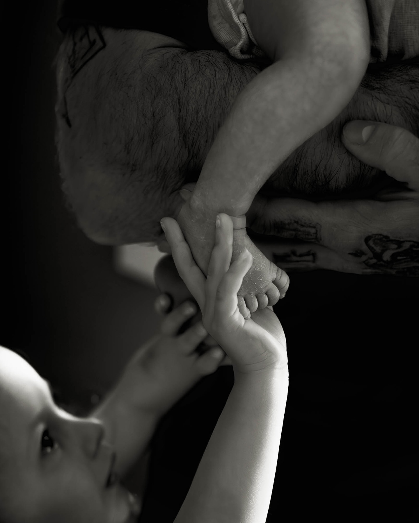 There’s just something about black and white edits that strips everything down to the emotion. The connection. The love.
This image hit me hard the moment I saw it—those tiny hands and feet, the gentle grip, the awe in big sister’s eyes. It’s raw, real, and full of tenderness.
Without a doubt, this was my favorite moment from the entire session. Sometimes, the unscripted in-between moments tell the most powerful stories.