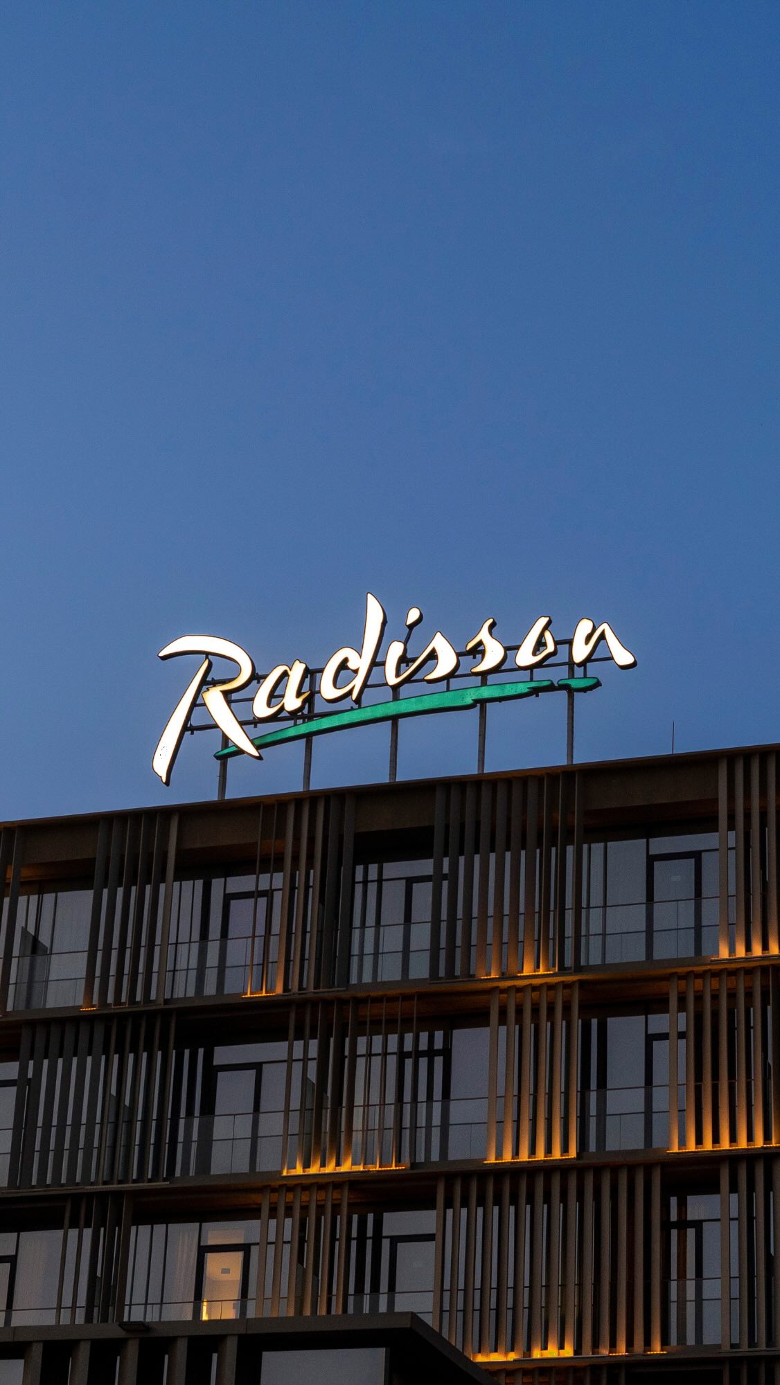 Chaque image raconte une intention.
Avec Urban Escape, nous avons voulu traduire visuellement une sensation :
celle du contraste apaisant entre l’effervescence urbaine et le calme absolu de Diamniadio.
Du rythme frénétique de la ville… à la respiration lente d’un hôtel pensé comme une parenthèse.
Un storytelling visuel porté par la lumière, les mouvements fluides et le silence choisi. Sous la direction artistique de @richarddemedeiros , chaque plan a été pensé comme une respiration.
Entre lumière naturelle, mouvements fluides et contraste urbain apaisé, cette vidéo est une immersion dans une autre temporalité : celle du calme choisi.
@radissondakardiamniadio