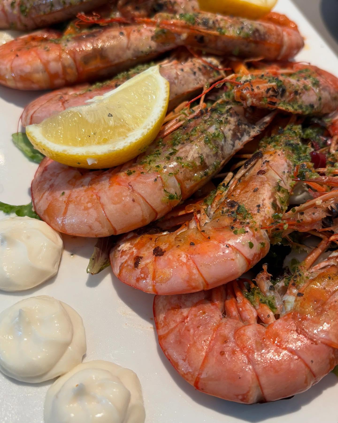 🦐🦐🦐🔥
¿A quién le apetece una buena ración de gambas a la plancha?
¡Recién hechas, jugosas y con ese aroma irresistible!
¡Te están esperando!