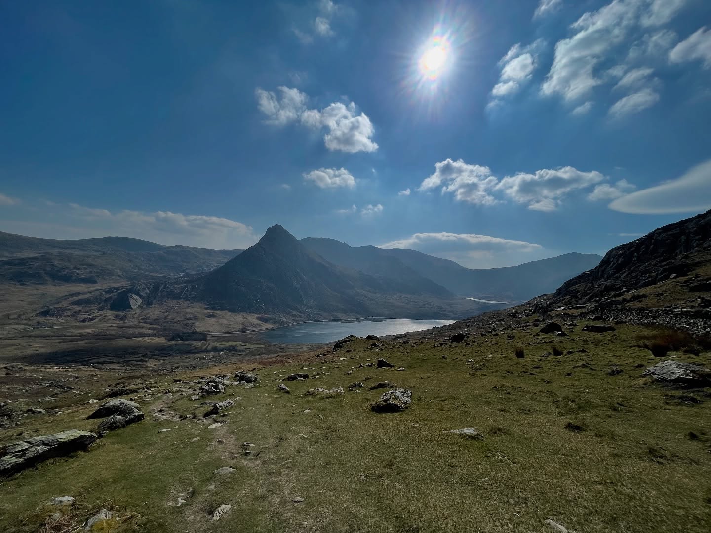 A beaaauuttiifffuulll day scrambling up Pinnacle ridge via Digitalis Direct and the onwards to Porcupine ridge before heading down and getting into Llyn Owen for a wee dip. I have to say, I absolutely LOVED porcupine ridge, probably my favourite G2 scramble so far and tops quite a few of the classics I’ve been on. Even if there was some heather bashing to get there! Finished with an evening of comparing the Cornish language with the Welsh language in the pub ! @mt_association @mountainequipment @montaneofficial @dmm_wales #mountains #mountainleader #eryri #scramble #adventurerime #adventure #explore #lifestyle #wales #snowdonia #easterbreak