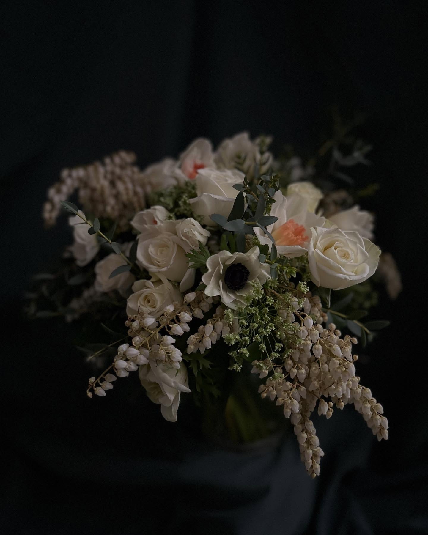 Pieris and spring flowers on a dark background
.
#pieris #anemones #daffodils