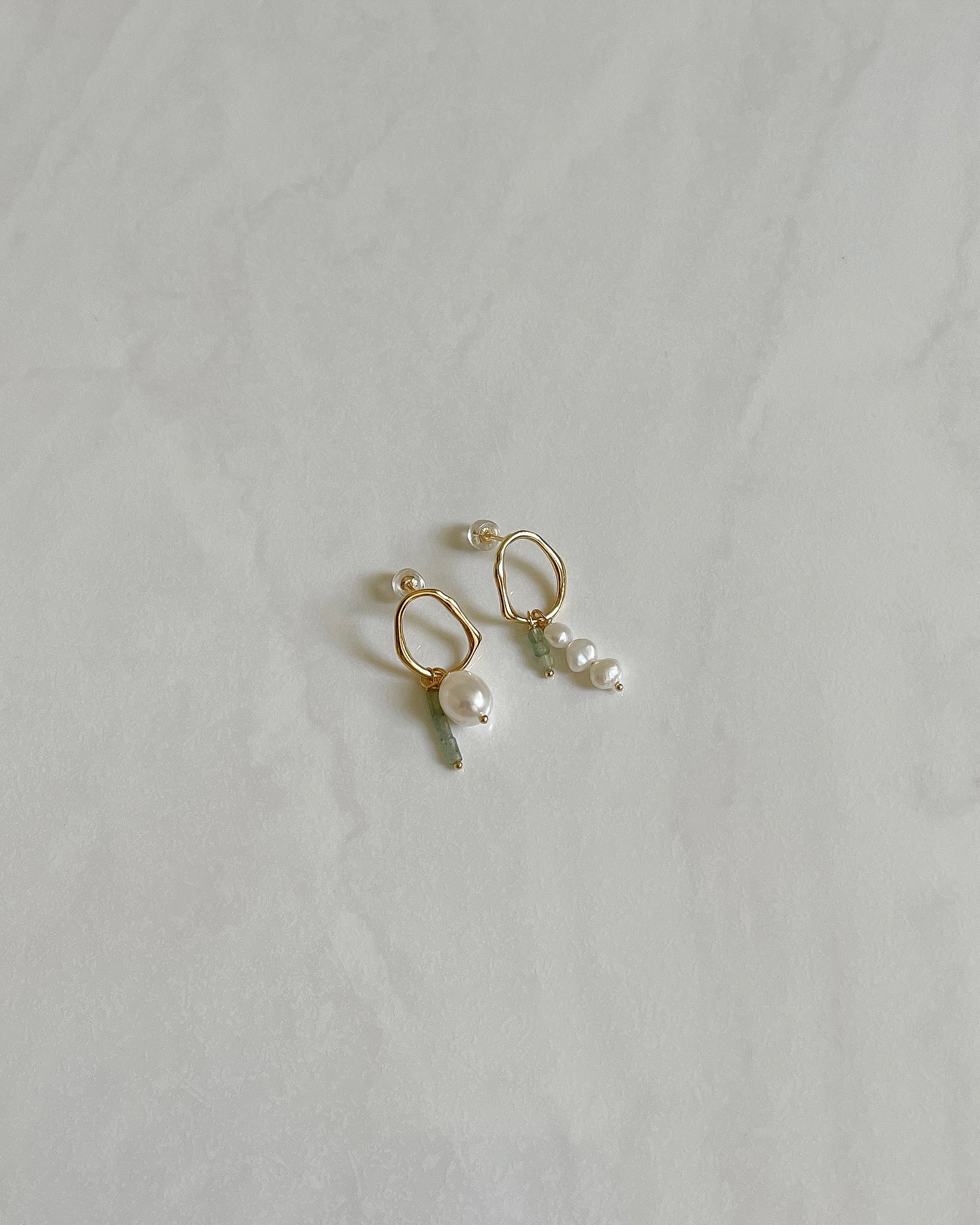Limited edition asymmetric gold-plated 925 sterling silver earrings with real freshwater pearl and aventurine charms. 🤍🐚💚
https://www.jellek.si/product-page/muse