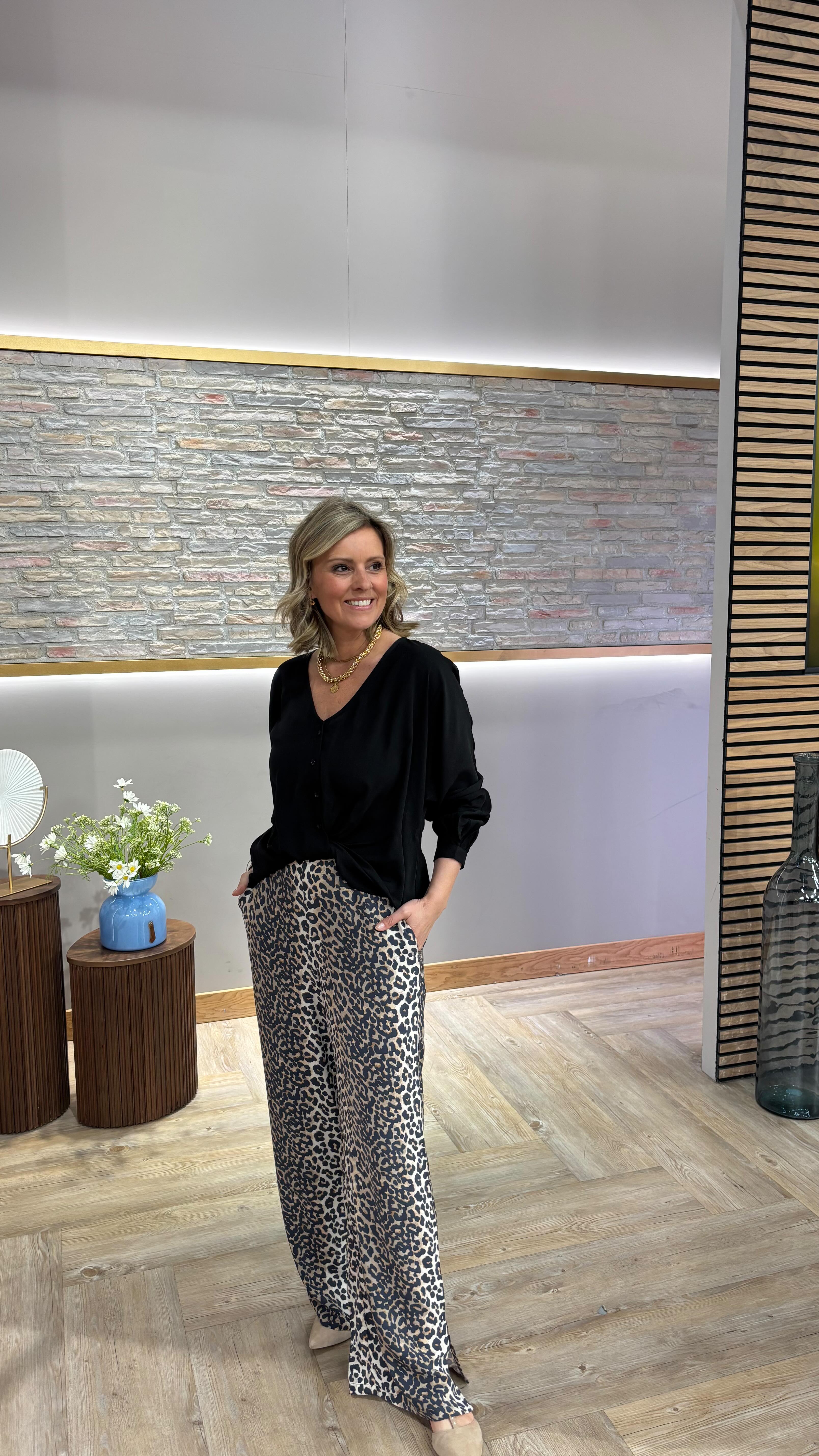 A little peak behind the scenes at my ‘Fashion Edit with Caroline’ show on @qvcuk …….
Lots of bonuses today - firstly working with the fabulous @victoriafitztv just before she goes on maternity leave! ☺️ Seeing the gorgeous @clare_ed_tv & @miceal_murphy in the studio 🙌 and finally my on air outfit! What do you think…..
Leopard trousers and black top both by ONLY @only_official @qvcuk
Thank you to @itsamaximaxiworld and the whole team for bringing this show to life!
#tvpresenter #livetv #fashionexpert #fashionstylist #personalstylist #qvc