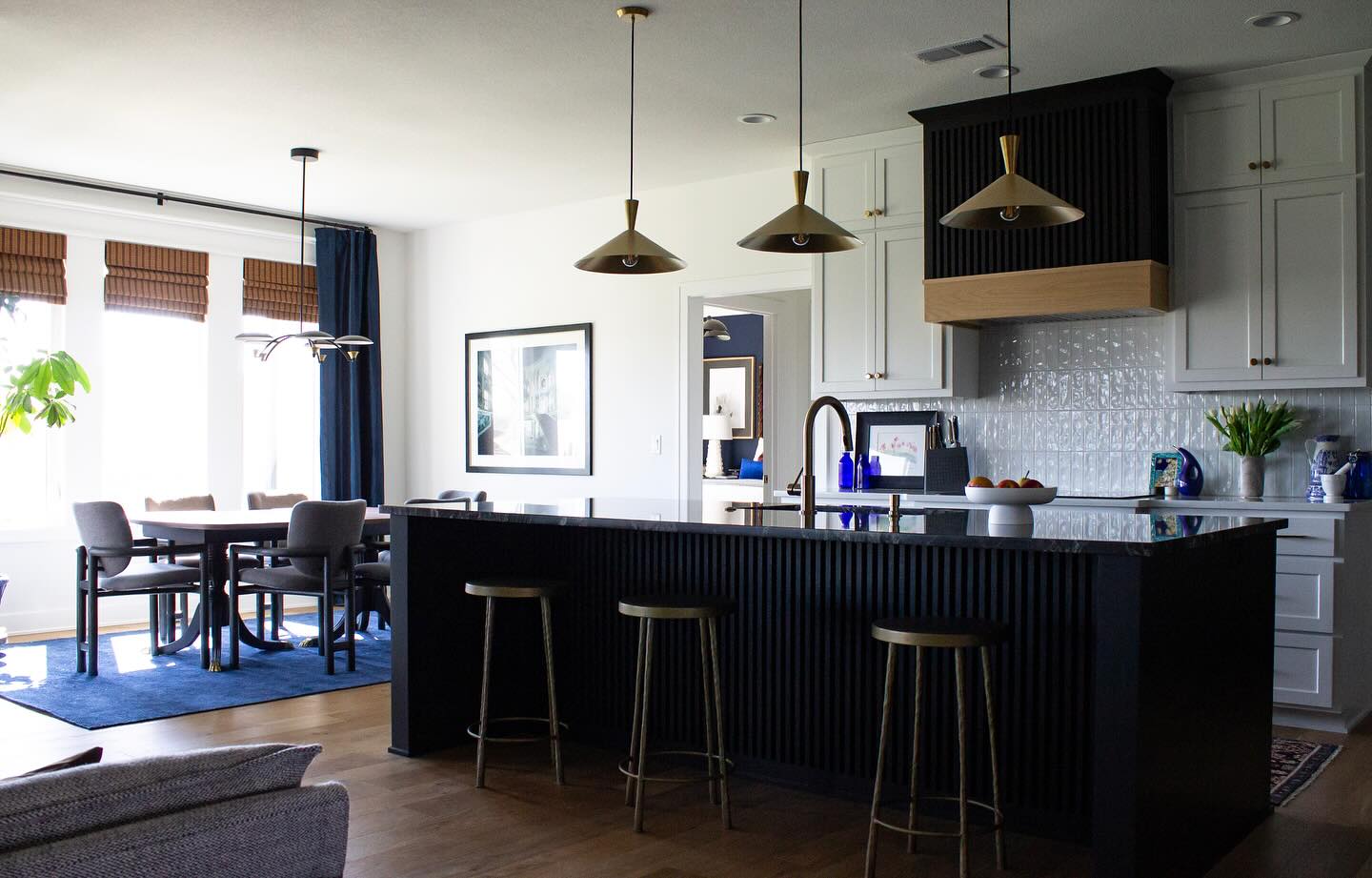 A couple more shots from this modern home I recently finished. A kitchen with an edge to it is always interesting.
#kcdesigner #kcinteriordesign #kcinteriors #kchomes