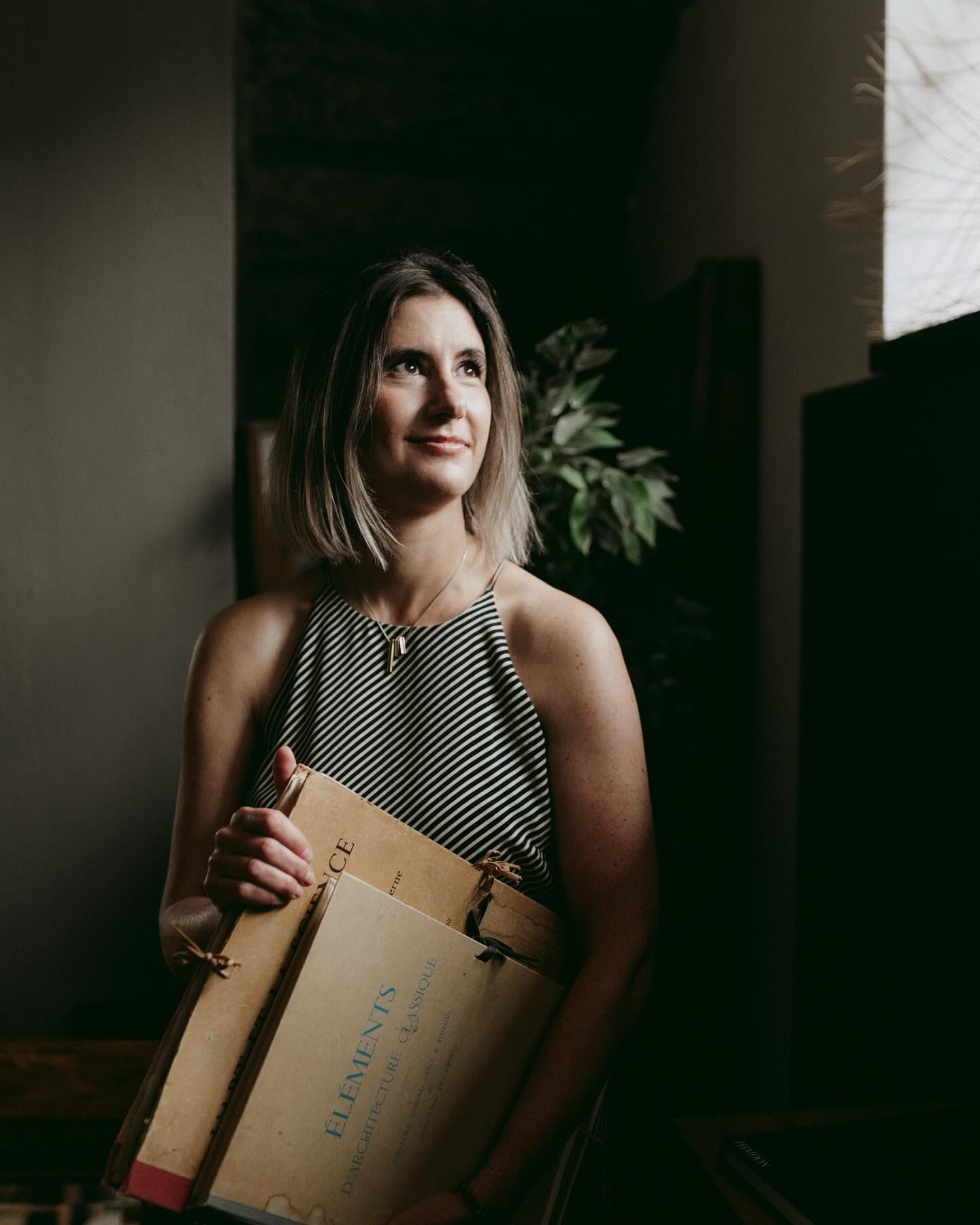 Je suis Carole, architecte, lausannoise d’origine, j’ai fait mes études d’architecture à l’EPFL.
Durant la première partie de ma carrière, j’ai eu la chance de faire de belles rencontres en travaillant dans des agences d’architecture qui m’ont permis de développer mes compétences dans la gestion de projets ambitieux et complexes avec des équipes, des mandataires et des clients variés, aux besoins toujours uniques.
Ces expériences m’ont fait comprendre l’importance de la collaboration, de l’écoute, du partage et de l’échange d’informations qui forment le ciment indispensable de tous les projets, petits ou grands.
J’applique aujourd’hui avec conviction les mêmes principes à ma petite structure afin de répondre aux demandes de mes clients pour les accompagner sur un chemin qui réserve souvent de nombreuses surprises. Pour trouver avec créativité l’équilibre entre leur rêve, les règlements, et leur budget.
Photo: @celynekpro
#architecture #travauxmaison #renovation #transformationmaison #batiment #constructionmaison #architecte