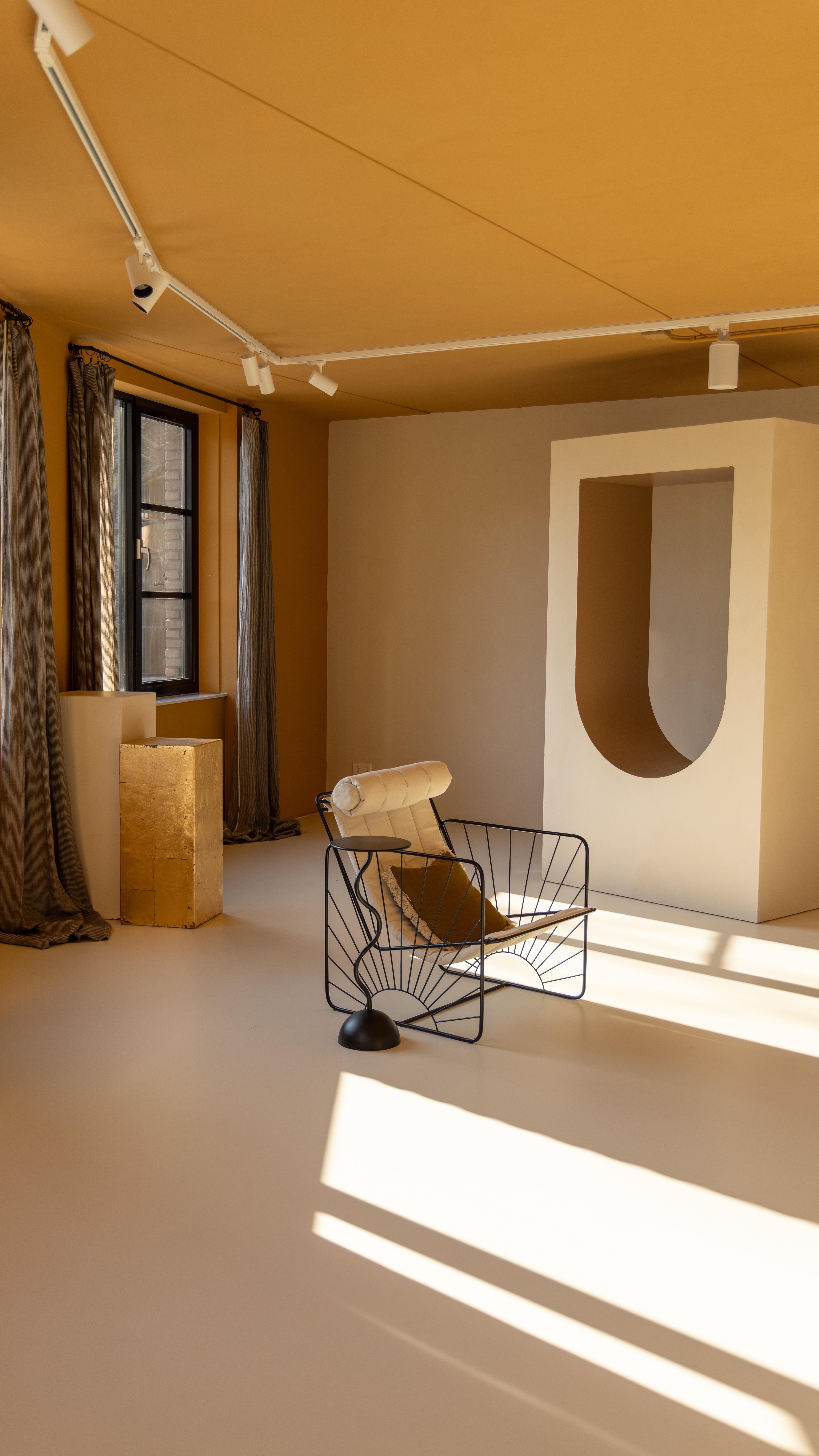 Sala de la Luz (kamer van het licht). Als je de eerste verdieping van Casa Momo betreedt, waan je je in een eclectische sfeer met warme aardetinten en een mix & match van materialen en texturen. #fotostudio #photostudio #daglichtstudio #daylightstudio #haarlem #fotografie #photography #shootlocatie #shootlocation #photospace #haarlemvenue #amsterdamvenue #rentallocation #verhuurruimte