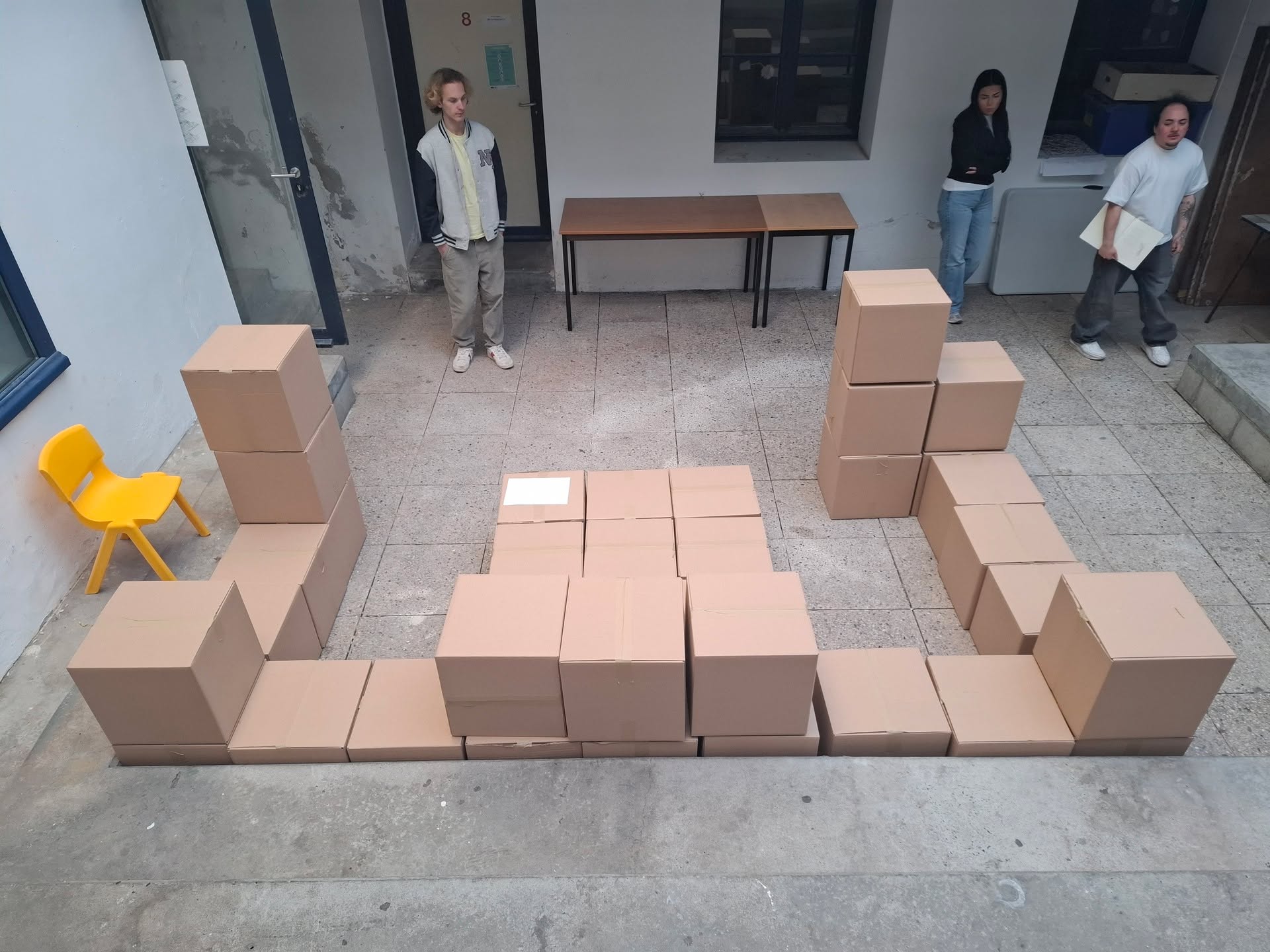 - ATELIERS -
Nous étions cette semaine à l’Institut Sainte-Marie @ism_st.gilles , située rue Féron dans la Commune de Saint-Gilles, pour animer des ateliers de coconception avec des élèves de la 5ème à la 7ème. Le passage de la grille 2D à la maquette carton à l’échelle 1:1 a entraîné un vrai déclic chez les élèves 💡 ! 5 variantes ont été développées et seront soumises au vote de l’ensemble de l’école la semaine prochaine 📩, nous avons hâte de connaître le projet lauréat 😊 !