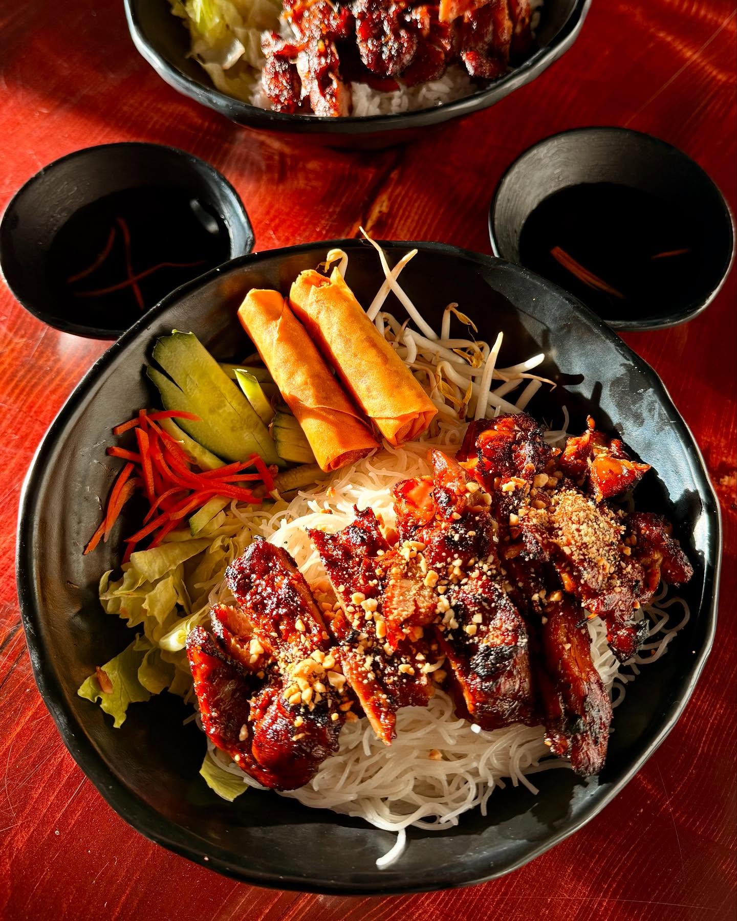 Are you Team Rice or Team Vermicelli when it comes to BBQ bowls… or both? No wrong answers here. Try it today at Kinshi Rinshi and find your favorite combo! 🍚
#edmonton #yeg #edmontoneats #yegeats #yegfoodie #yeglocal #kinshirinji #yegsmallbusiness #yegeatlocal