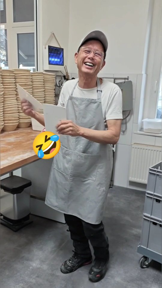 🎵 "Ein Bett im Kornfeld"🎵 passt eigentlich auch ganz gut zur Bäckerei 🍞 😄
Wie gut Tuan die Perücke stand! 😂
🧠 Kopf hinter der ganzen Musikvideo-Sache war Hoàis Schwester, die sich damals im September verzweifelt auf die Suche nach Kornfeldern gemacht hatte 😄
#lustig
#spassbeiderarbeit
#sauerteig
#sauerteigbrot
#sourdough
#berlinerbrot
#brotbacken
#brotbackenmachtglücklich
#berlinfood
#berlinfoodie
#berlinfoodguide