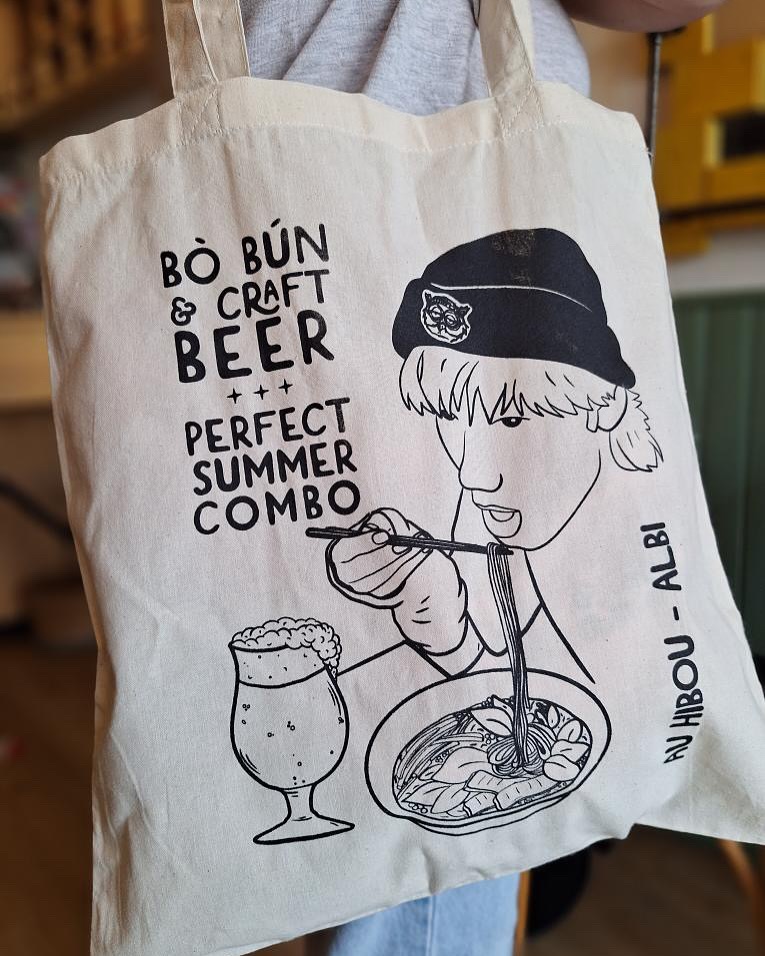 Je vous présente la collection Été 2025 de @auhibou_albi_restaurant_bar 😉
Un immense merci à Loïc et son équipe pour sa confiance renouvelée ♥️
Vous l’aurez compris : dessin et impression en sérigraphie artisanale par bibi et on me dit dans l’oreillette que quelques exemplaires sont dispo à la vente au restaurant 🕺💃🏻
Et puis bien sûr allez manger au @auhibou_albi_restaurant_bar on vous le répète depuis des siècles : ce restaurant est une pépite 🤩
Bref, « more project like this » comme disent les aveyronnais 😅
#princessegarage #serigraphie #handprint #artprint #illustratricefrançaise #screenprint