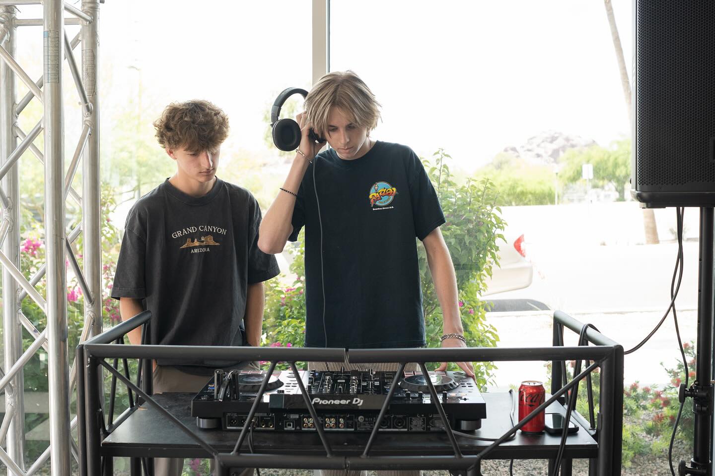 Saturday’s DJ Coffee Party at Stemistry McDowell with @kniightwatch_ was one for the books! 🎶☕️ Big thanks to everyone who came out to vibe, sip, and enjoy the beats. Can’t wait to see you at the next one!
#StemistryAZ #DJCoffeeParty #PhoenixEvents #ScottsdaleVibes #LiveMusic #CoffeeCulture #AZFoodie #WeekendRecap #GoodVibesOnly #SupportLocal #LatteLab #NoCoverJustVibes