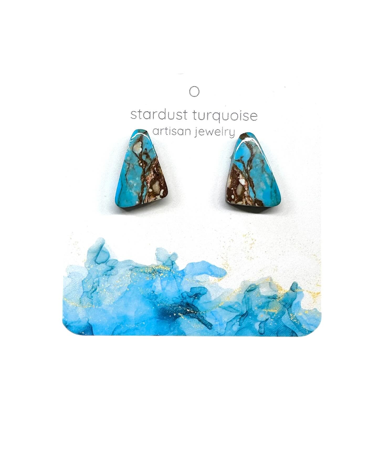 Some stones stop time. ⏳
Some whisper ancient secrets. 🌵
And some? They shimmer like the desert sky at dusk—untamed, electric, unforgettable. ✨
Say hello to the Kingman Collection — a drop of one-of-a-kind turquoise earrings cut thick from real Kingman turquoise and glowing with that magic-you-can’t-fake energy.
Bold studs. Playful shapes. Galactic vibes.
Every stone is a mood. Which one’s you?
Swipe to meet the magic — then:
💬 Tell us your fave
👯 Tag a friend who’d rock these
✨ Save it for your wishlist
Tap the link in bio to shop the collection
#StardustTurquoise #KingmanTurquoise #TurquoiseDrop #BohoJewelry #StarryStyle #CelestialCowgirl #DesertMagic #EarringDrop #HandmadeJewelry #TurquoiseObsessed