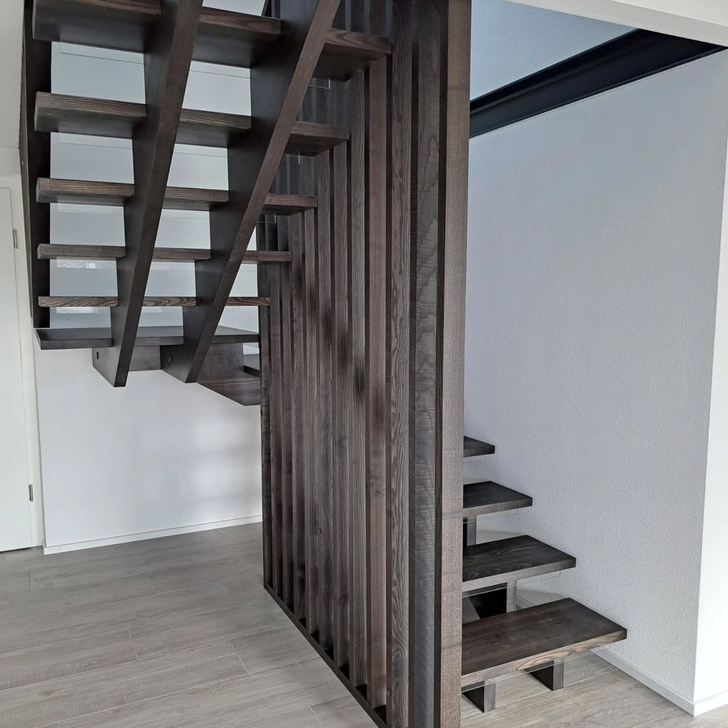 Un escalier noir sur fond blanc, vous aimez ? Le claustra, une idée sympa pour séparer l'espace!
#escalier #noirblanc #decointerieur #homestyle #inspiration