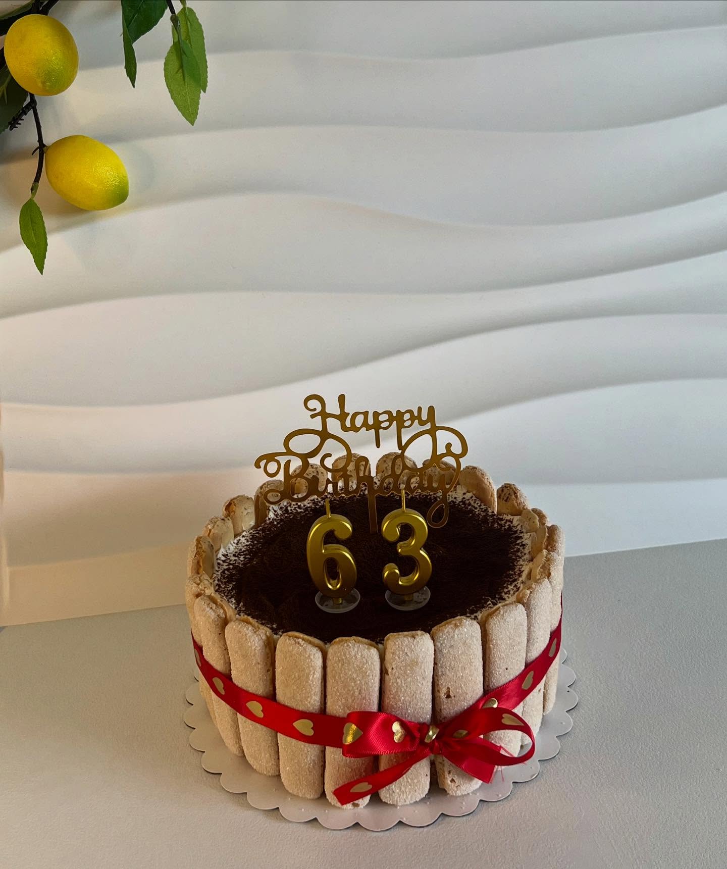 Tiramisu birthday cake 🎂
🇬🇧Tiramisu Birthday Cake
A twist on tradition! This stunning dessert looks like a cake, but it’s actually authentic, creamy tiramisu layered with espresso-soaked ladyfingers, mascarpone, and cocoa—perfect for birthdays and celebrations. (with/without alcohol)
🇳🇱Tiramisu Verjaardagstaart
Een feestelijke klassieker met een twist! Deze “taart” ziet eruit als een verjaardagstaart, maar is eigenlijk een romige, huisgemaakte tiramisu met lange vingers, mascarpone en een vleugje espresso.
Perfect voor verjaardagen en speciale gelegenheden.
#tiramisu #birthdaycake #tiramisucake