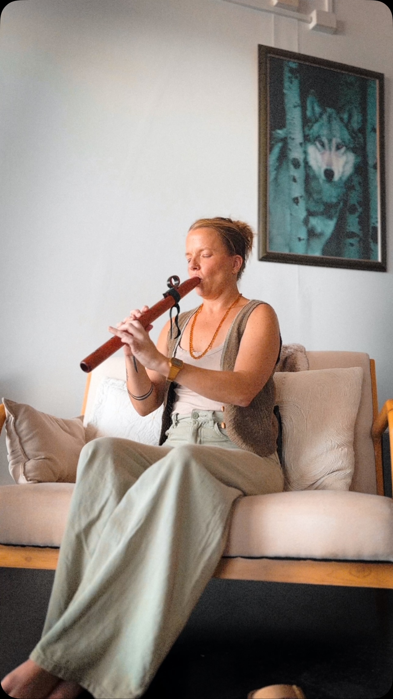 Soft, slow breath. A still room. The haunting, heart-opening sound of the Native American flute weaving through the airâtuned to 432Hz.
This frequency is often called the harmonic tone of nature. Many believe it resonates with the energy of the Earth itselfâcalming the nervous system, softening emotional tension, and helping the body remember its natural state of harmony.
Unlike the standard 440Hz, 432Hz feels more spacious, grounding, and deeply soothing.
Let yourself be guided by sound. No expectations. Just presence, resonance, and rest.
Have you ever listened to music in 432Hz? What did you feel?
#breakthroughbreathwork #byronbaybreathworkretreat #byronbaybreathwork #meditation #meditationpractice #meditations #yoganidra #cosmic #cosmicprana #prana #vitallifeforce #yoga #asana #evanshead #byronbay #reiki #pranayama #ancient #breathe #healing