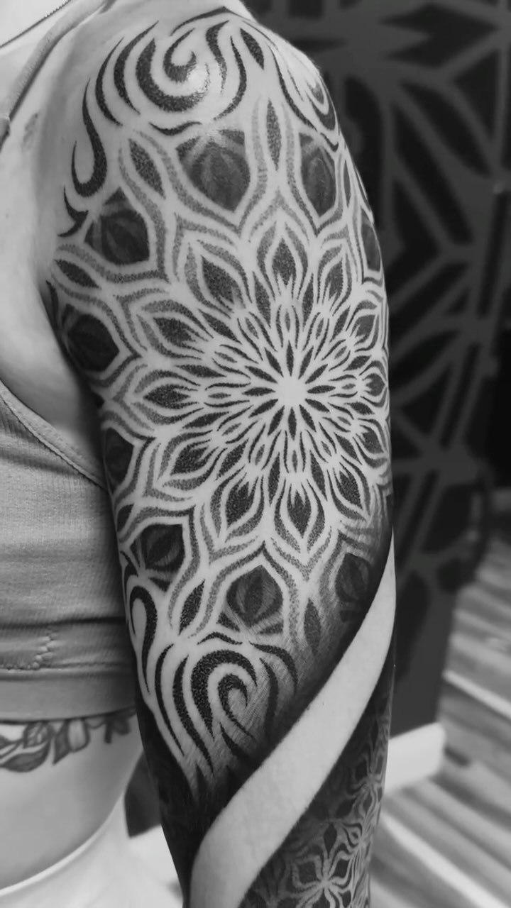 In progress. Half healed half fresh. Thank you Alexis…. #visalia #tulare #lemoore #fresno #tularetattoo #visaliatattoos #fresnotattoos #aaronleroi #tattoo #blackwork #dotwork #lemoore #mandala #mandalatattoo #mandaladesign #mandalaart #mandaladrawing #dotworkmandala #dotworktattoo #blacktattooart #geometrictattoo