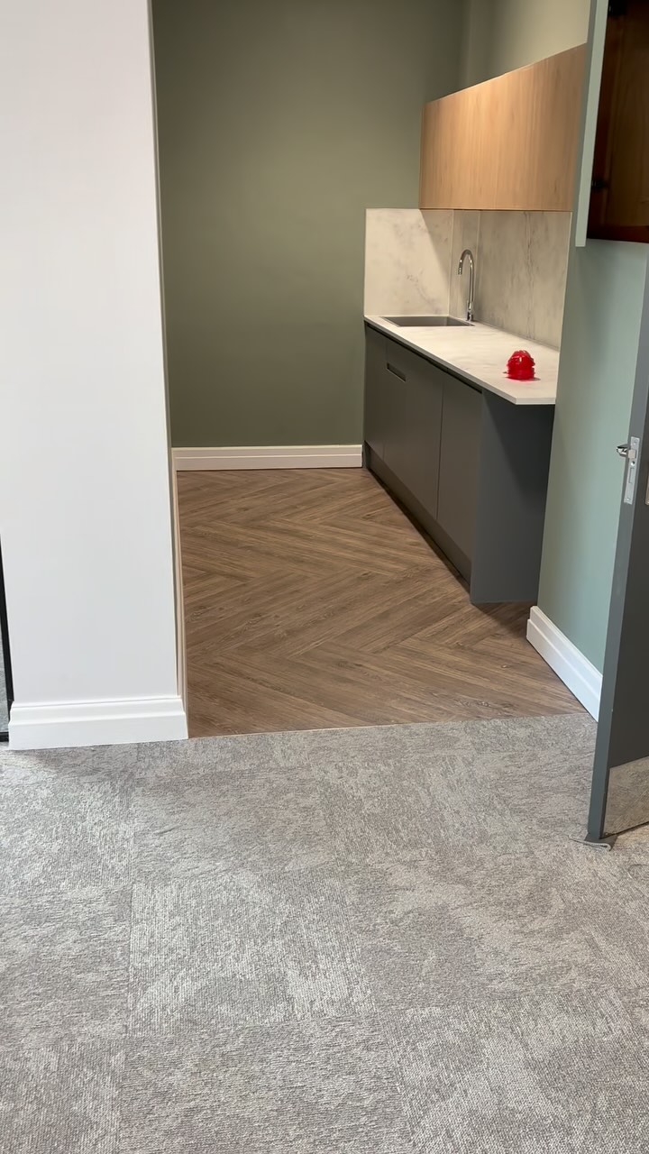 One of our recent Commercial jobs completed at Manchester Science Park. Carpet tiles from @desso_carpets LVT from @interface
#screeding #flooring #floorleveling #manchesterflooring #lvtfloor #karndeanflooring #karndeandesign #manchesterlvtfloor #homerenovation #manchesterhomerenovation #manchesterkitchenfitter #manchesterfloorfitter #manchesterfloorlayers #karndeanstyle #karndeanflooringmanchester #manchestertradesmen #flooringideas #kitchenflooring #kitchenfloortiles #parquetflooring #herringbonefloor #vinylflooring #vinylfloortiles #hallwayflooringideas #officeflooring #hallwayrenovation #openplankitchen #openplanliving #herringbone