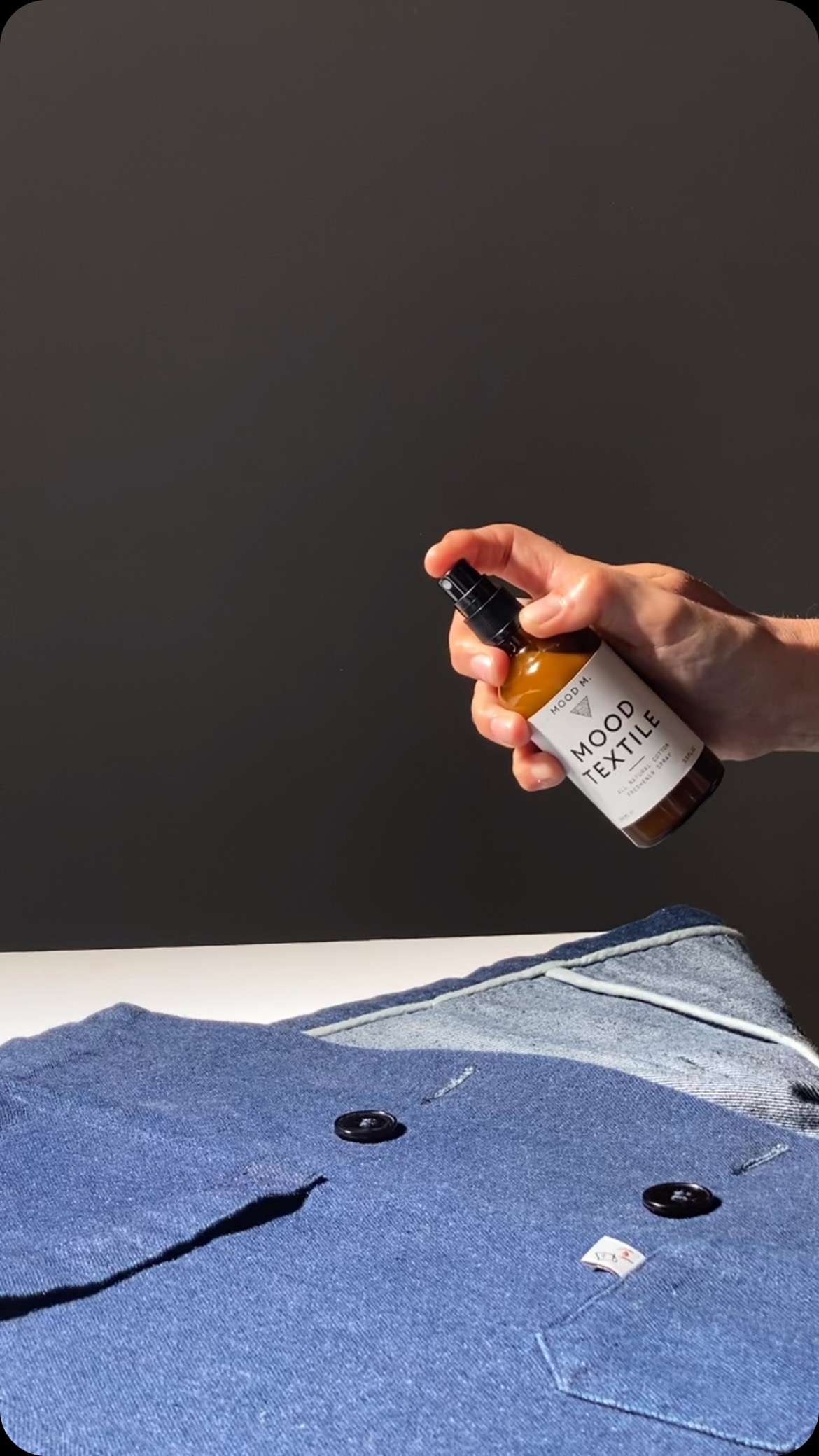 -
Give your clothes a fresh boost between washes with our Mood Textile plant-powered cotton spray. This handcrafted formula combines alcohol with 7 essential oils to effectively remove stains, eliminate odors, and provide antibacterial benefits. Perfect for clothes, bedding, curtains, carpets, and other textiles that need a quick refresh.
Transform your laundry routine into a conscious wardrobe ritual. Ideal for extending time between washes and especially effective on favorite pieces like this @BonneSuits denim classic.
This is what we call greenwashing – giving your clothing a fresh boost with a more sustainable approach to clothing care.
Video by @valentine.bouquet
#moodtextile #moodm #boostyourclothes #homecare #delayedlaundrycycle #greenwahsing #slowfashion #moodamsterdam #bonnesuits