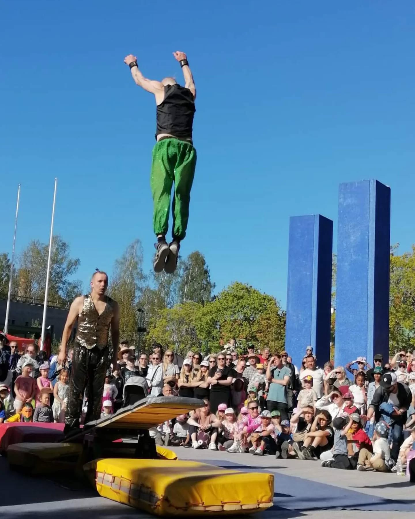 #throwbackthursday viime kesään ja @stoahelsinki Idän Kyläjuhlille. ✨☀️
Katusirkusteoksemme T-1000 kiertää myös tänä kesänä, uusi vipulautakin tuli hankittua kun vanha kirjaimellisesti ratkesi alta @tiptopwalkers keikalla @vsurheilugaala kenraaliharjoituksessa viime tammikuussa @logomoturku 💥😛
Uudesta laudasta iso kiitos @jounikivimaki @sorinsirkusofficial 🙏💪
Vielä on kesän keikkakalenterissa hyvin tilaa..😚
📒🖋️📧
contact.tiptopwalkers@gmail.com
PS. Mikäli otit kyseisen mainion valokuvan, paljasta itsesi! 📸❔