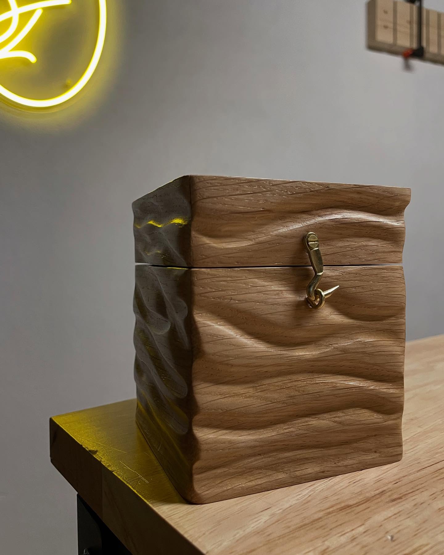 Nouvelle réalisation!
Une petite boîte toute en courbes en chêne, avec une touche de similicuir crème.
Elle n’est pas disponible (cadeau pour mon cher et tendre), mais peut inspirer vos projets.
.
Vous validez ?
.
#menuisier #menuiserie #wood #woodart #woodwork #wooddesign #creation #newproject #work #design #newone #chene #oak #meuble #atelier #woodcreations #life #lifestyle #woodmaker #semperlignum #art #artisan #artisanat #photoshoot #photo #photoftheday