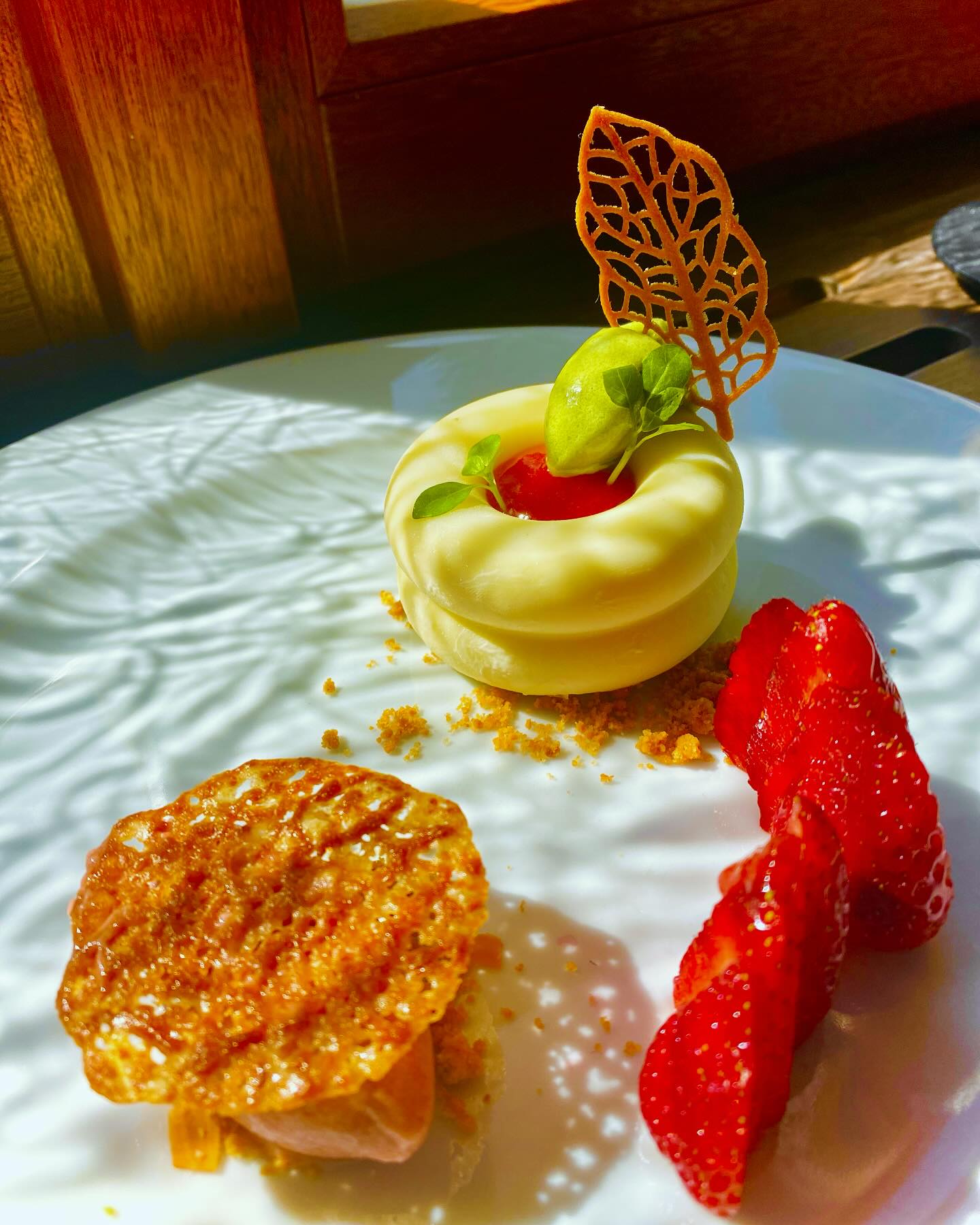 Frühlingsdessert in der Abendsonne: Basilikum Panna Cotta und Sorbet, Erdbeere, Rhabarber und Mandelkekserl #frühlingsdessert #saisonaleküche #dassindwir #einfachgut #bayrischeküche #desserts #landgasthaus #