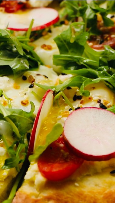 🌸Easter Bruch Flatbread Idea!
It’s fresh, springy, and perfect for a brunch that feels a little fancy—but is secretly super easy! Get the recipe here: https://bit.ly/3Eny1HQ
Roll out our frozen dough, pre-bake for five minutes, then top with:
✔️ Ricotta or a light layer of mozzarella
✔️ Asparagus
✔️ Halved cherry tomatoes (go for red and yellow for a pop of color)
✔️ Everything bagel seasoning
✔️ Crack an egg in the center and bake until just set 🍳
✔️ Finish with fresh arugula, radishes, and a drizzle of olive oil once out of the oven!