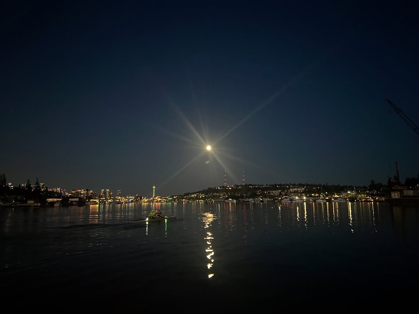 Swipe ➡️ for the sunrise experience of a Masters Sculling Team practice on Lake Union. Thrilled to finally see those spring sunrises!! 🌅