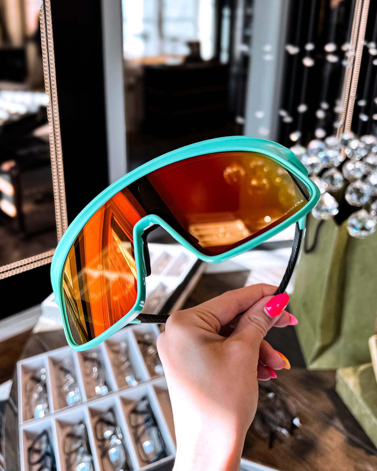 Man måste inte ut på joggen 🏃♀️➡️, man kan även ha den till groggen 🍸 (och tur är väl det 🙂↕️)
RSLV från @oakley är här, våra damer och herrar 🧡