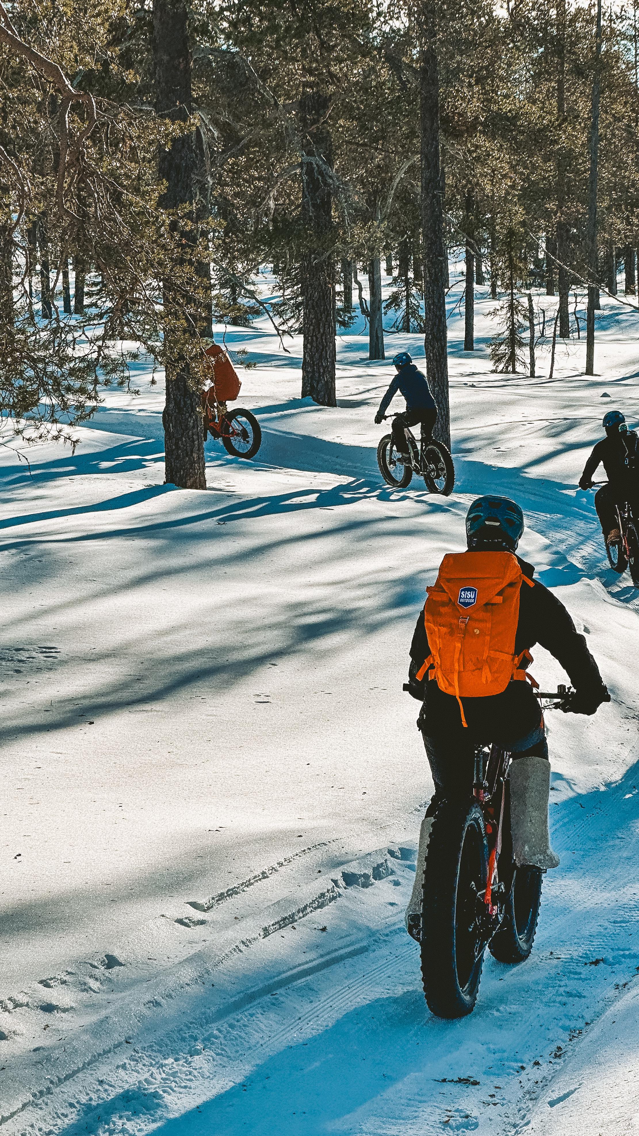 Aurinko paistaa, polut on priimakunnossa ja kevätfiilis korkealla – nyt on täydellinen hetki hypätä fatbiken selkään ja suunnata Ylläksen talvireiteille! 😎☀️Lumiset metsät ja huikeat maisemat tarjoaa elämyksiä, joita ei ihan heti unohda. Kun varusteet on kunnossa, pyöräily ei ole kylmää eikä hankalaa – vaan just sitä, mitä keväthangilta toivotkin. Käy lukemassa meidän opas ja tee sun talvipyöräilystä seikkailu, josta voi kertoa vielä juhannuksena!
🇬🇧 The sun is shining, trails are in top shape and spring vibes are in the air – it’s the perfect time to hop on a fatbike and explore Ylläs’ winter trails! Snowy forests and stunning views offer experiences you won’t forget anytime soon. With the right gear, winter biking isn’t cold or complicated – it’s exactly what you want from spring snow adventures. Check out our guide and turn your ride into a story worth telling all the way to midsummer!
#sisuoutdoor #sisukkaastiseikkaillen #arcticactivitiesforeveryone #visityllas #fatbike #kevätkeleillä #yllaslapland #winterbiking #fatbikefun
