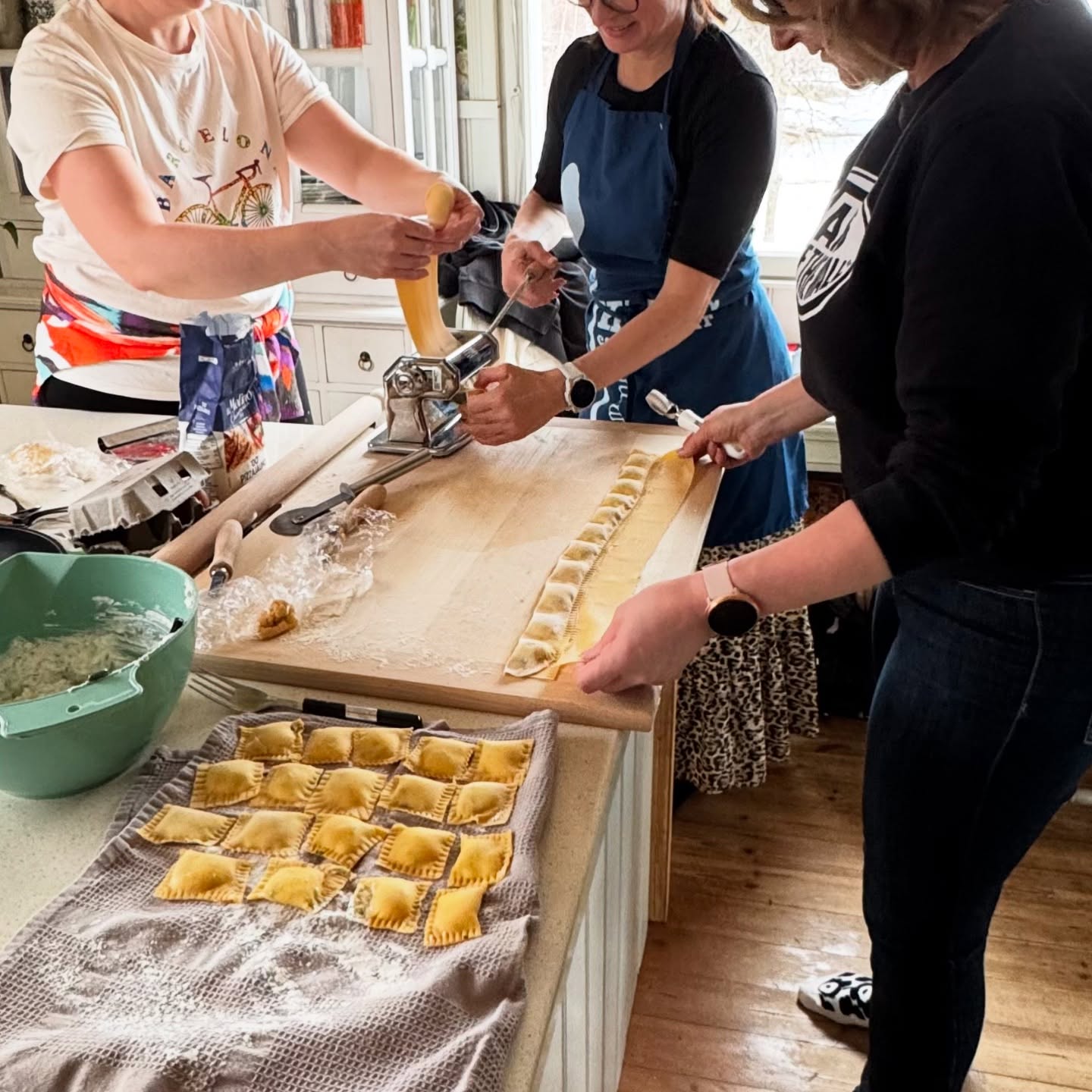 Hymyjä + uteliaisuutta + hyvää italialaista ruokaa = täydellinen kokkauselämys!
Kiitos kaikille mukana olleille! Varaa omasi nyt!
👉🏻 www.italiankoti.fi/kokkauselamykset