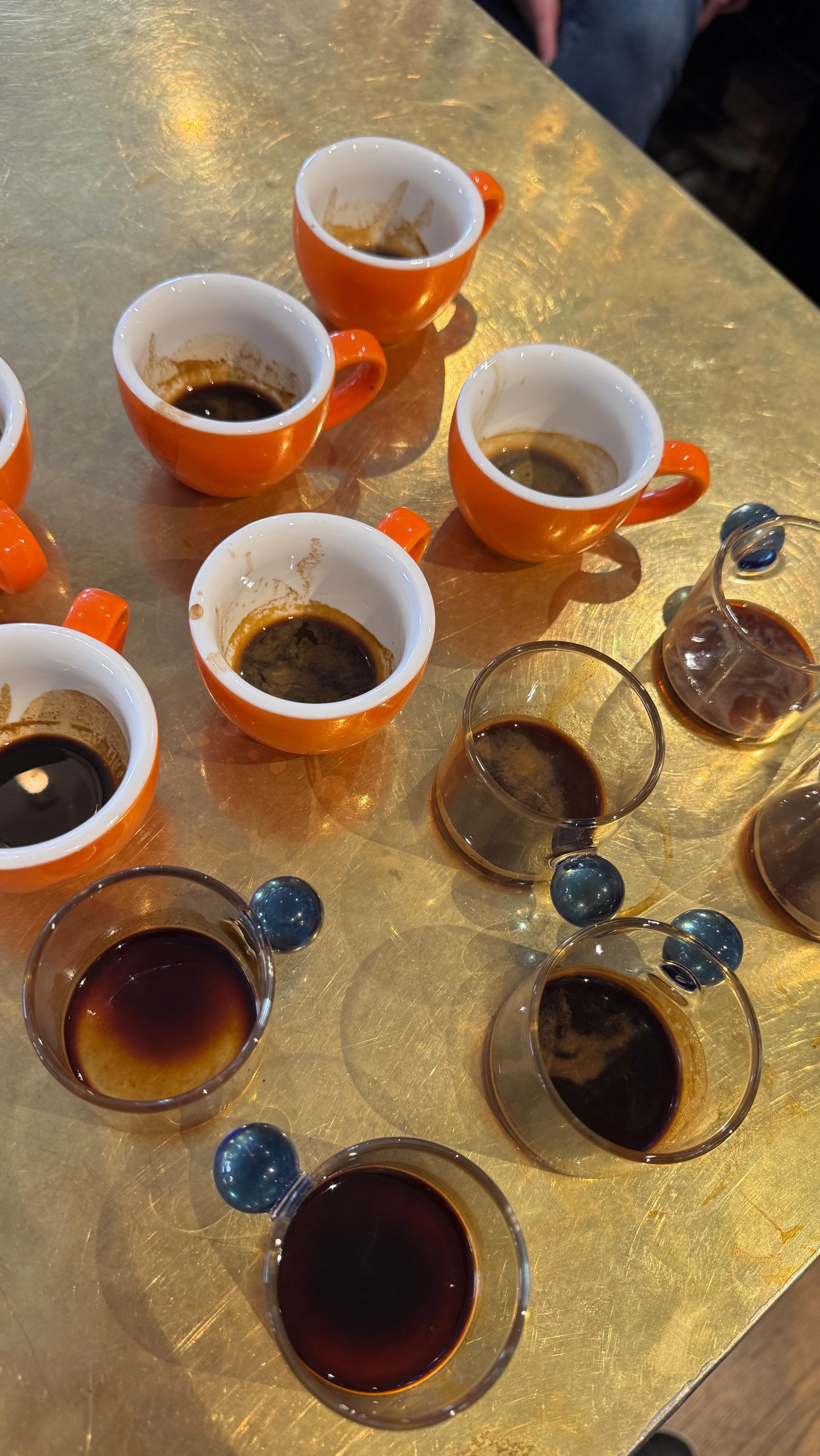 💙Team bacibaci hat gestern viel gelacht und viel gelernt 🧡Wir hatten unser erstes Team-Event mit einem Barista-Kurs von @heimbarista.de
Im Anschluss haben wir unsere Weine für Euch vorgekostet 🥂 Cheers auf viele weitere unvergessliche Momente und Cappuccini 🧡☕️💙