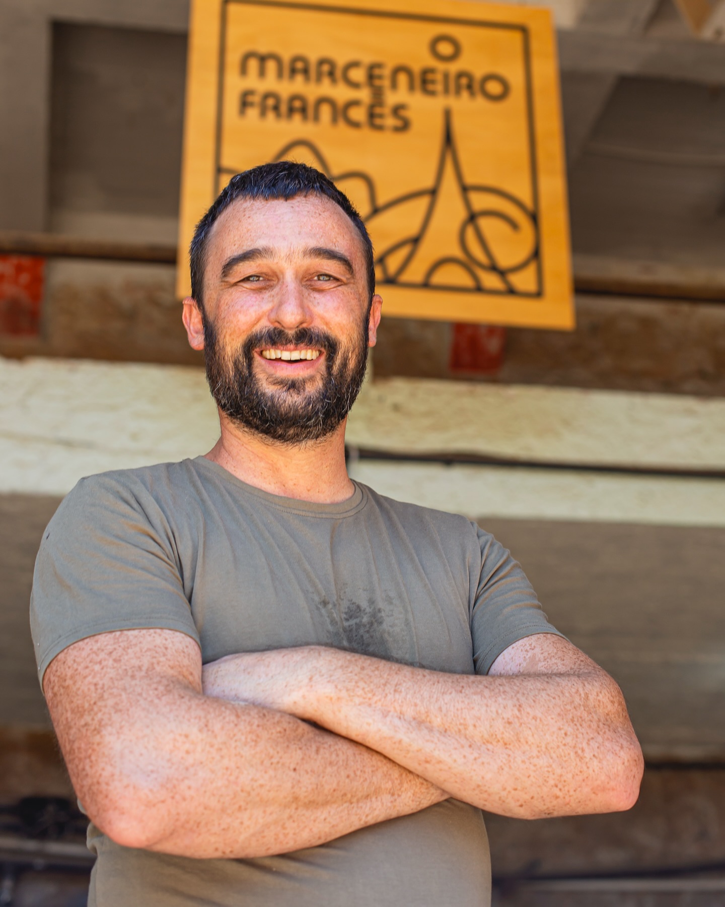 Trabalhar com madeira é lidar com um material que exige conhecimento e precisão. Madeira maciça tem suas particularidades, variações naturais, movimentos, resistência... e o resultado depende diretamente da forma como é trabalhada.
Na marcenaria, não existe “bom o suficiente”. É atenção aos detalhes, revisão constante e compromisso com a qualidade final!