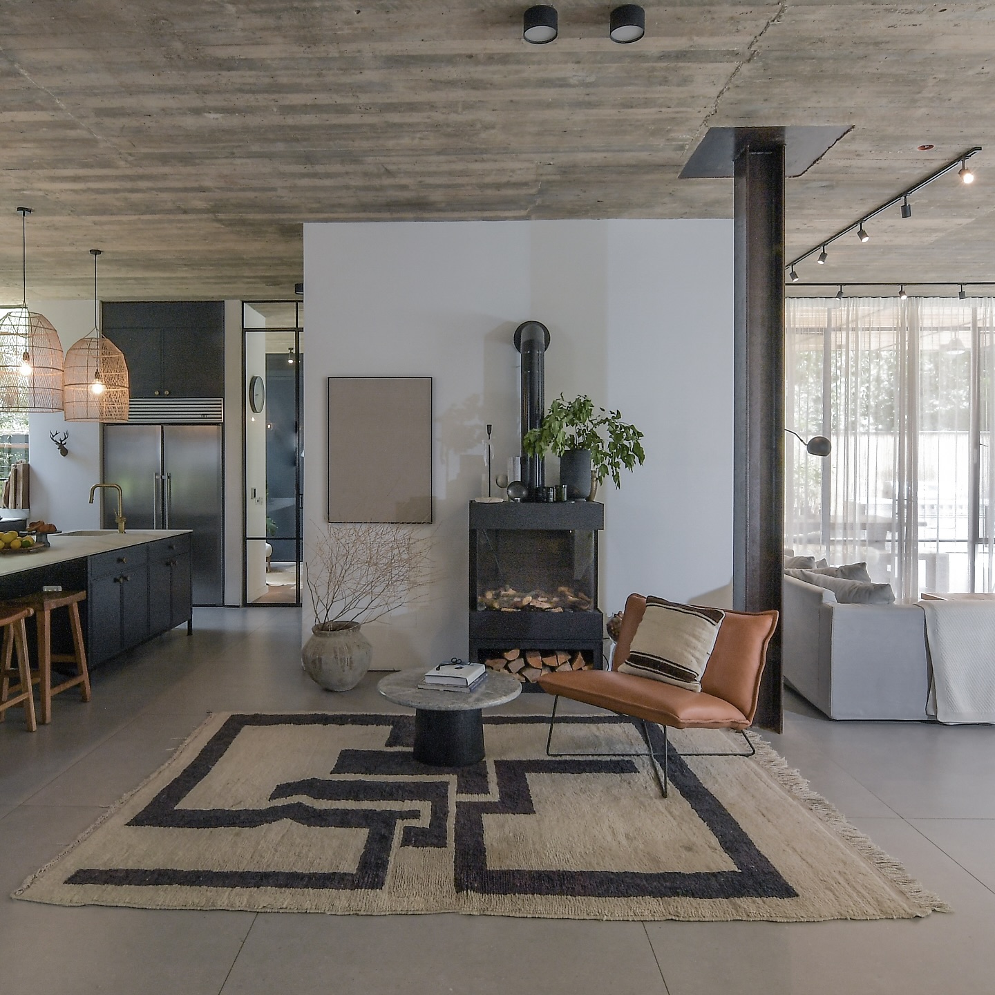 A place to pause at the heart of the home — between the kitchen and the living room