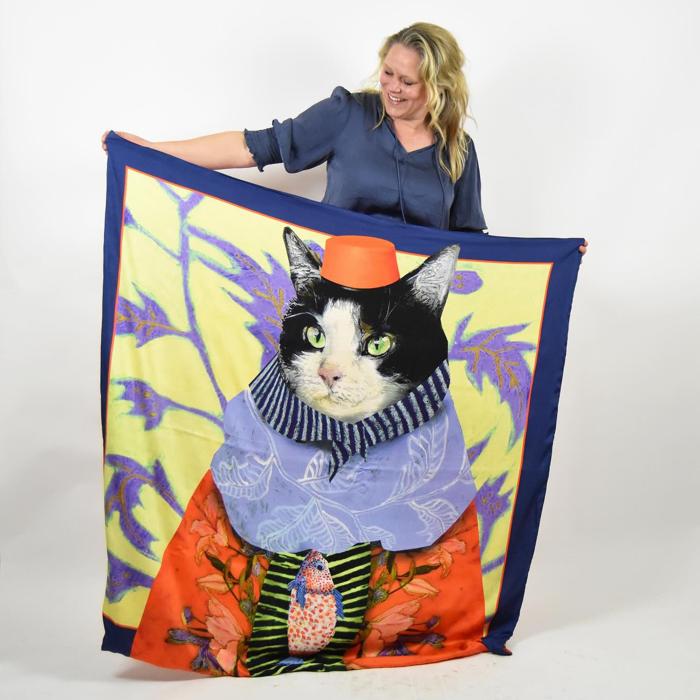 Wat hou ik van katten…!😻
Onze katjes zijn hier ook behoorlijk aanwezig, onze Miep (moeder en ondertussen oma), Coco, dochter van Miep en trotse mama van de gebroeders Munk en (zwarte😉) Piet. En vooral de laatste twee terroriseren de buurt.
Ik had nog nooit katten die in de gordijnen hingen…nou, dat is nu wel anders! Ze zijn soms gewoon op zoek naar iets wat ze kunnen slopen! (Nou moet ik erbij zeggen dat ze met hun 6 maanden nog niet naar buiten gaan…ik vind het nog te spannend, wacht op het mooie weer dan mogen ze lekker naar buiten!😉)
Maar niet zo gek dat ze best een invloed hebben om mijn werk….hoe leuk is deze serie Cattastic die ik heb gemaakt voor @desjavu.nl
En niet alleen mijn katten duiken dan op, alle kleuren en soorten!
hier één uit de collectie Cattastic van @desjavu.nl
Check even de website van desjavu.nl …bij de sjaals, zijn hele gave illustraties geworden!😍
#sjaals #artwork #illustratie #desjavu #katten #cattastic #kattenkunst #catart #artist #dutchartist #kunstenaar #karenwullings