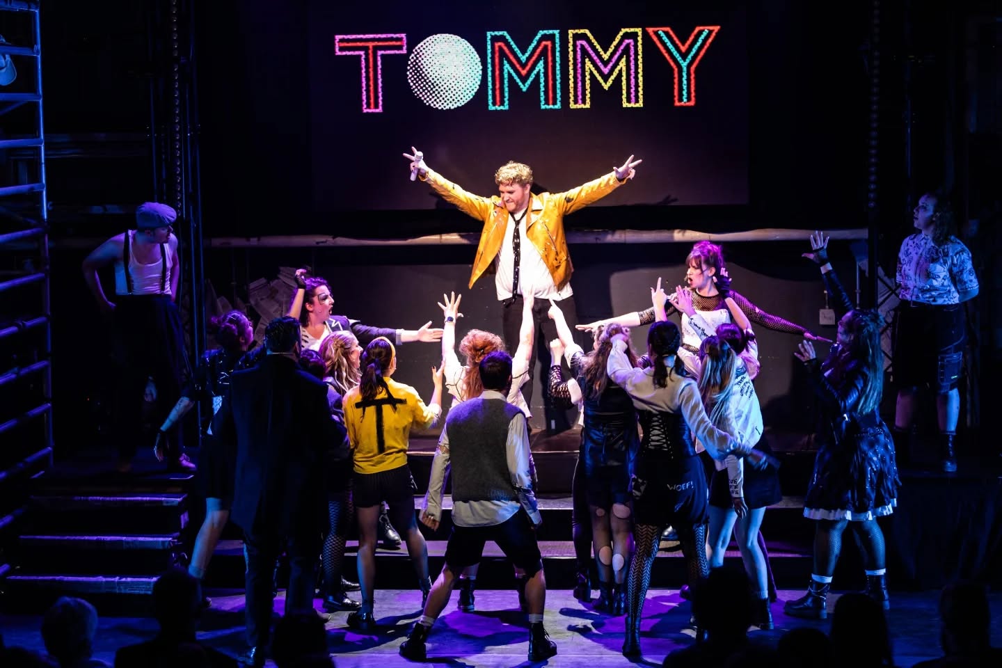 We hebben een knallende première er op zitten. En kunnen nu vol trots de eerste scenefotos delen! Ondertussen bereiden wij ons voor op de 2e voorstelling deze middag!
Foto's gemaakt door @rensbressersfotografie
--------------------------------------------------------------------------
#thewhosTommy #thoWho #tommy #theaterintilburg #onstage25jaar #jubileumvoorstelling #musicalintilburg #flipperkoning #pinballwizard #fotos