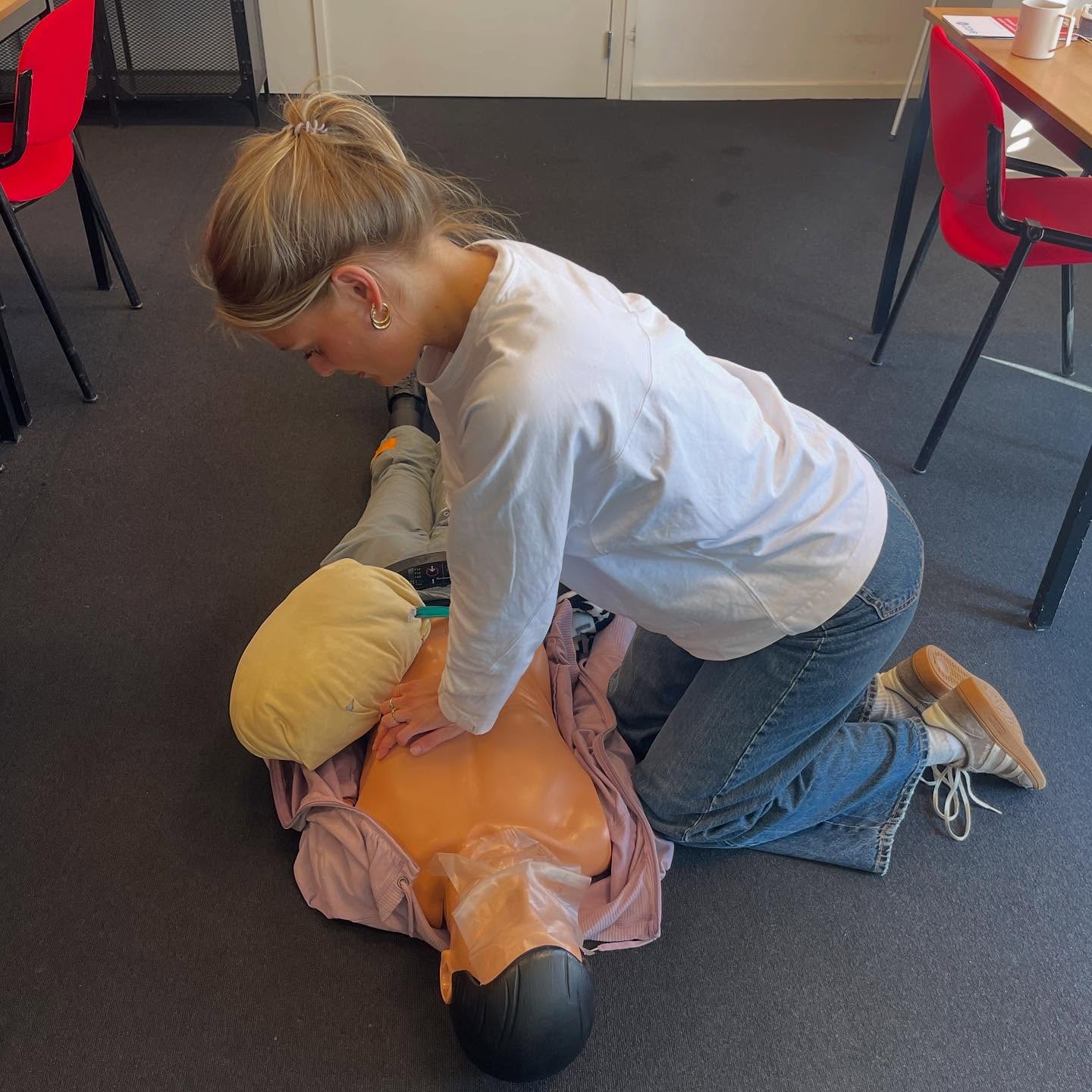 Vorige week heeft een van onze verloskundigen Lisa van Doorn, haar acute vaardigheden weer opgefrist. Dit doet het team met regelmaat, belangrijk om weer op de hoogte te zijn van alle nieuwe inzichten rondom de acute vaardigheden 💪🏽