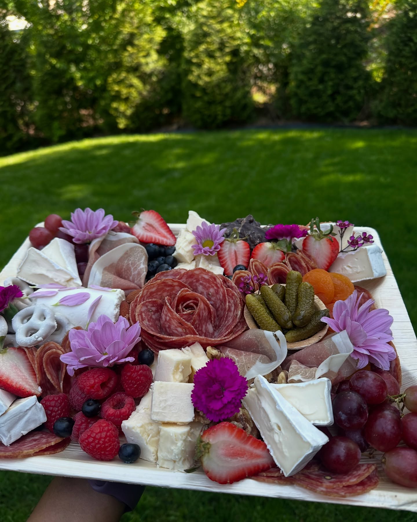 Spring is in full bloom and so is this board! Pink petals, fresh flavors, and sunshine vibes—this charcuterie is giving springtime magic. ✨🌸 Perfect for soaking up the gorgeous weather!
#charcuterie #charcuterieboard #clteats #cltsmallbusiness #spring #foodart