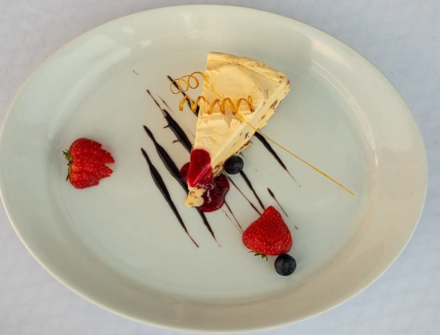 Daimiskaken gjør et comeback på sommermenyen for 2025! 🐝💛 #mat #svelvik #dessert #sweets