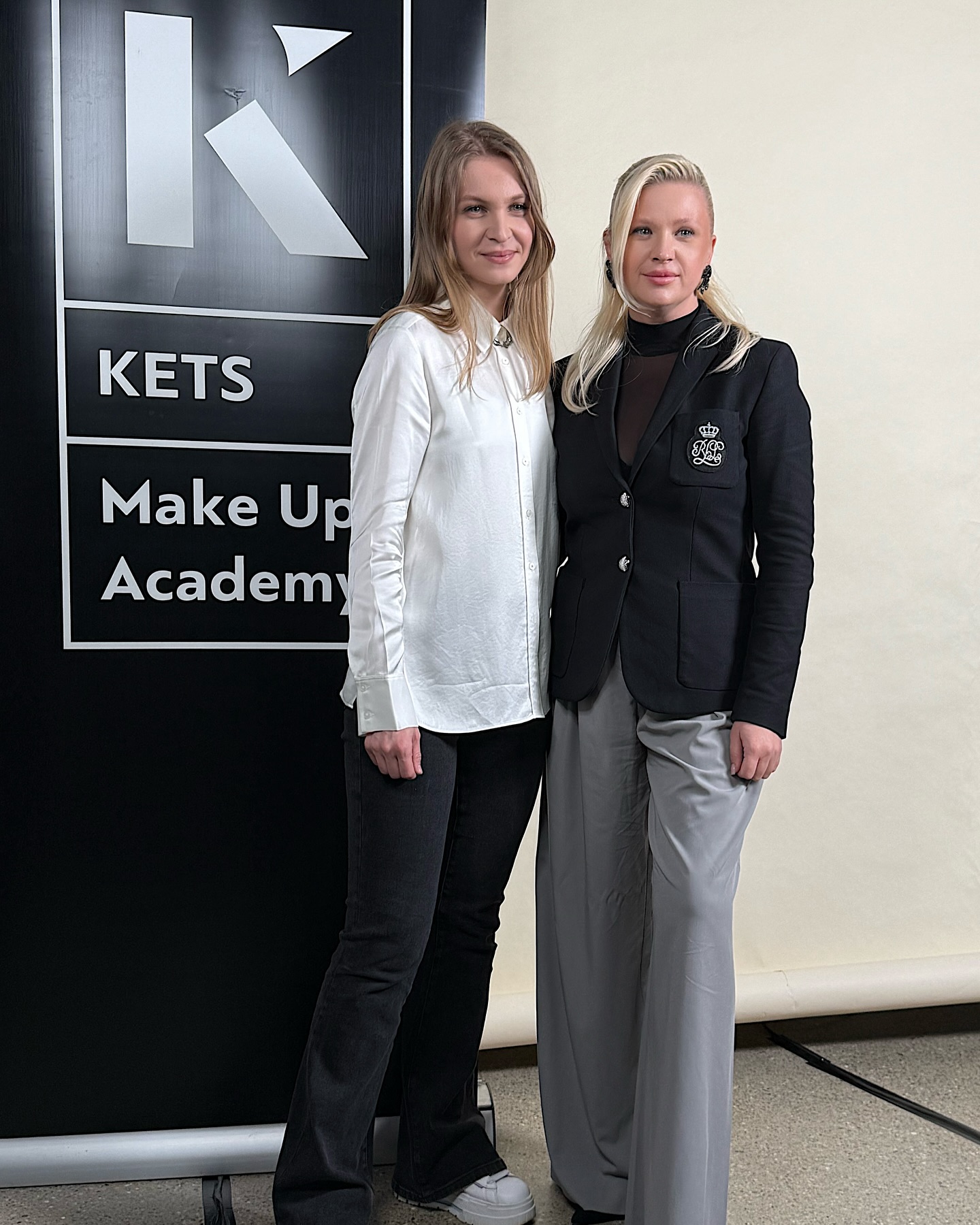 Last Sunday I had the amazing opportunity to meet ( again) the talented @malvina_isfan she came to Zurich to enchant us with her magical looks that where created for her gorgeous models!
Thank you @kets_academy for the honor of having such talented people from my home country here in Switzerland ❤️❤️❤️!
#makeup #makeupartist #ketts #zurich #masterclass #makeupmasterclass #malvinaisfan #makeupinspo