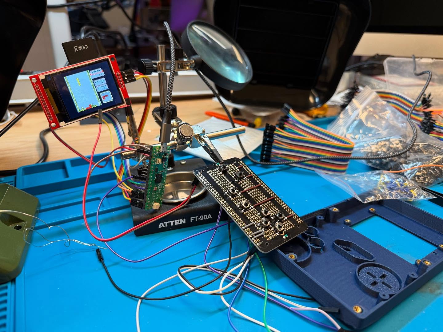 Vorbereitungen für das Science Camp der @universitaetulm und der @u3gu_zawiw laufen auf Hochtouren. Mit 24 Science Kids bauen wir DIY Game Boys.