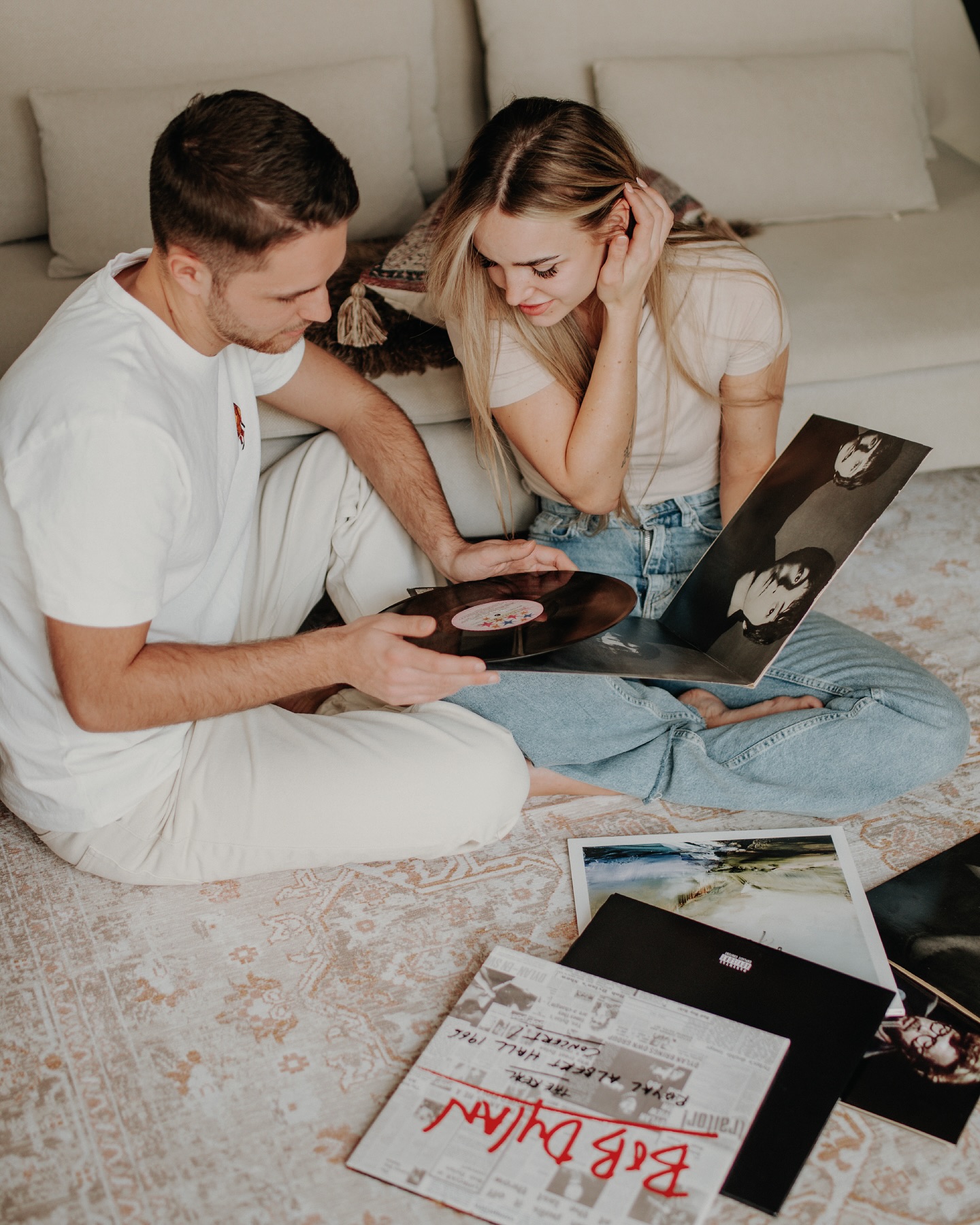 Manchmal entsteht Magie genau dort, wo man sich am wohlsten fühlt – zuhause.
Debbie und Philipp haben sich für ihre Paarbilder eine Homestory gewünscht, zusammen mit ihrem treuen Vierbeiner Koda.
Diese Session war so persönlich, entspannt und kreativ. Genau so, wie sie sind – und genau das sollten auch ihre Bilder widerspiegeln.
Jede Geschichte ist anders, und genau das macht sie besonders. Was verbindet euch?
#homestory #paarshooting #paarfotografie #homestoryphotography #kreativepaarfotos #vinylvibes #hundefotografie #natürlichepaarbilder #authenticphotography #lovestory #fotografinmitherz #hundeliebe #homestorymitstil