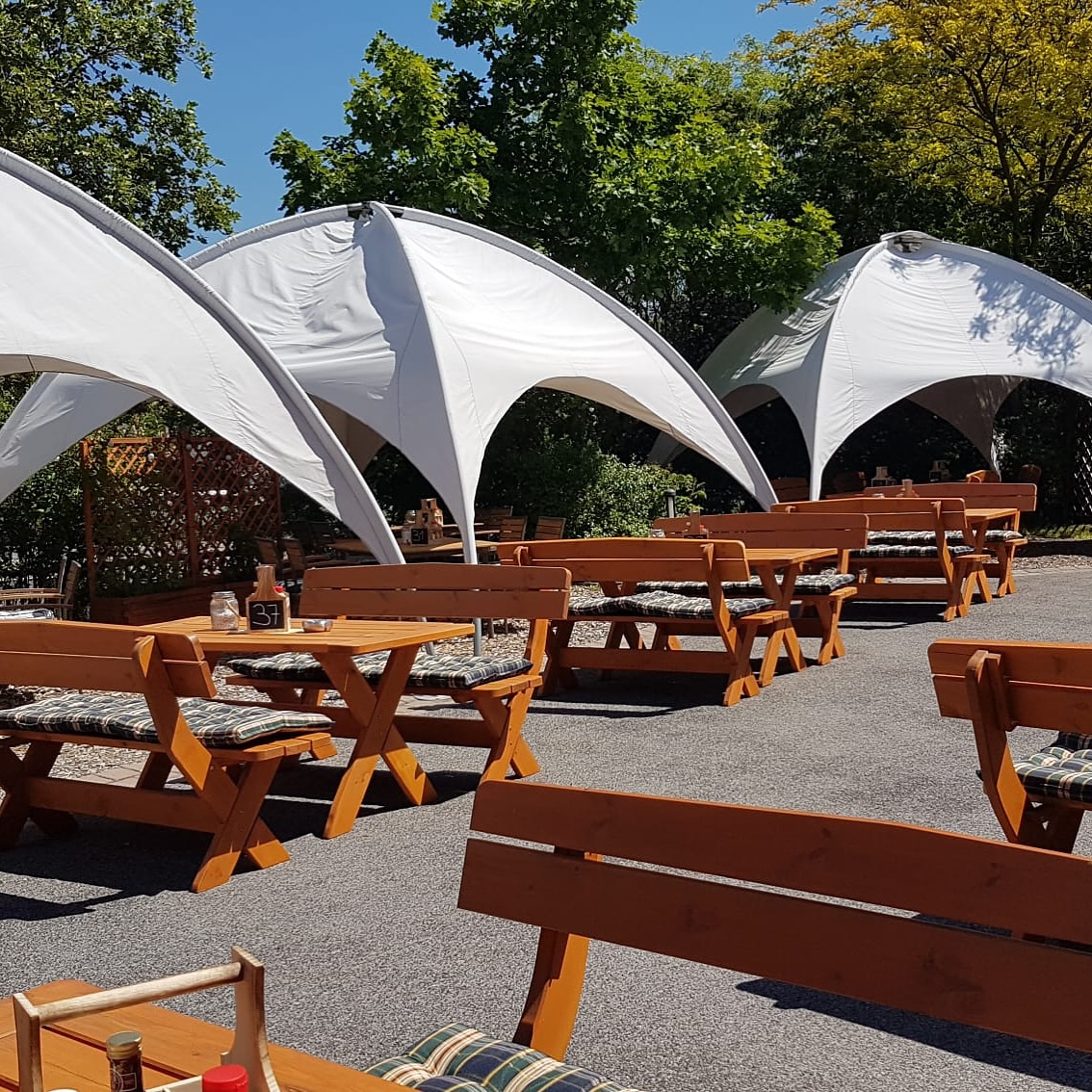 🍃 Unser „Main Weinviertel“ eröffnet! 🍺🍇 Bei gutem Wetter starten wir mit einem Softopening ab dem 22.04.2025 und offiziell ab dem 25.04.2025 mit dem gesamten Speisenangebot. Freuen Sie sich auf unseren Biergarten, in dem fränkische Spezialitäten auf einen freundlichen Tischservice treffen. Besonders am Samstag und Sonntag (26. + 27.04.) erwartet Sie ofenfrisches Schäufele mit Klößen und Kraut. 🍗🍴
Während der „Löwengarten“ dieses Jahr voraussichtlich geschlossen bleibt, erweitern wir unsere Plätze und heißen Sie herzlich willkommen! Speise- und Getränkekarte sowie Öffnungszeiten sind ab Montag, dem 14.04.2025, auf unserer Website verfügbar. ☀️🍷🍇
#sommerzeit #sonnegenießen☀️ #biergartenwetter #biergartensaisoneröffnet #fränkischeküche #schmankerlküche #mainweinviertel #wertheim #tourismuswertheim #bestenheiderstuben