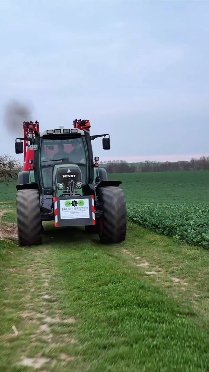 Gesunder Raps beginnt mit dem richtigen Pflanzenschutz! 🌱
#landwirtschaft #fendt #kverneland #pflanzenschutz #ackerbau #raps #rapsanbau #feldarbeit #bauernleben #farmlife #agrar #landwirt #agrartechnik #traktorliebe #fendtpower #kvernelandpower #pflanzenschutzmittel #schlepper #landtechnik #farming #farmersofinstagram #modernfarming #agriculture #cropprotection #rapsgelb #frühjahrsarbeiten #tractorporn #landliebe #spritzarbeit #precisionfarming