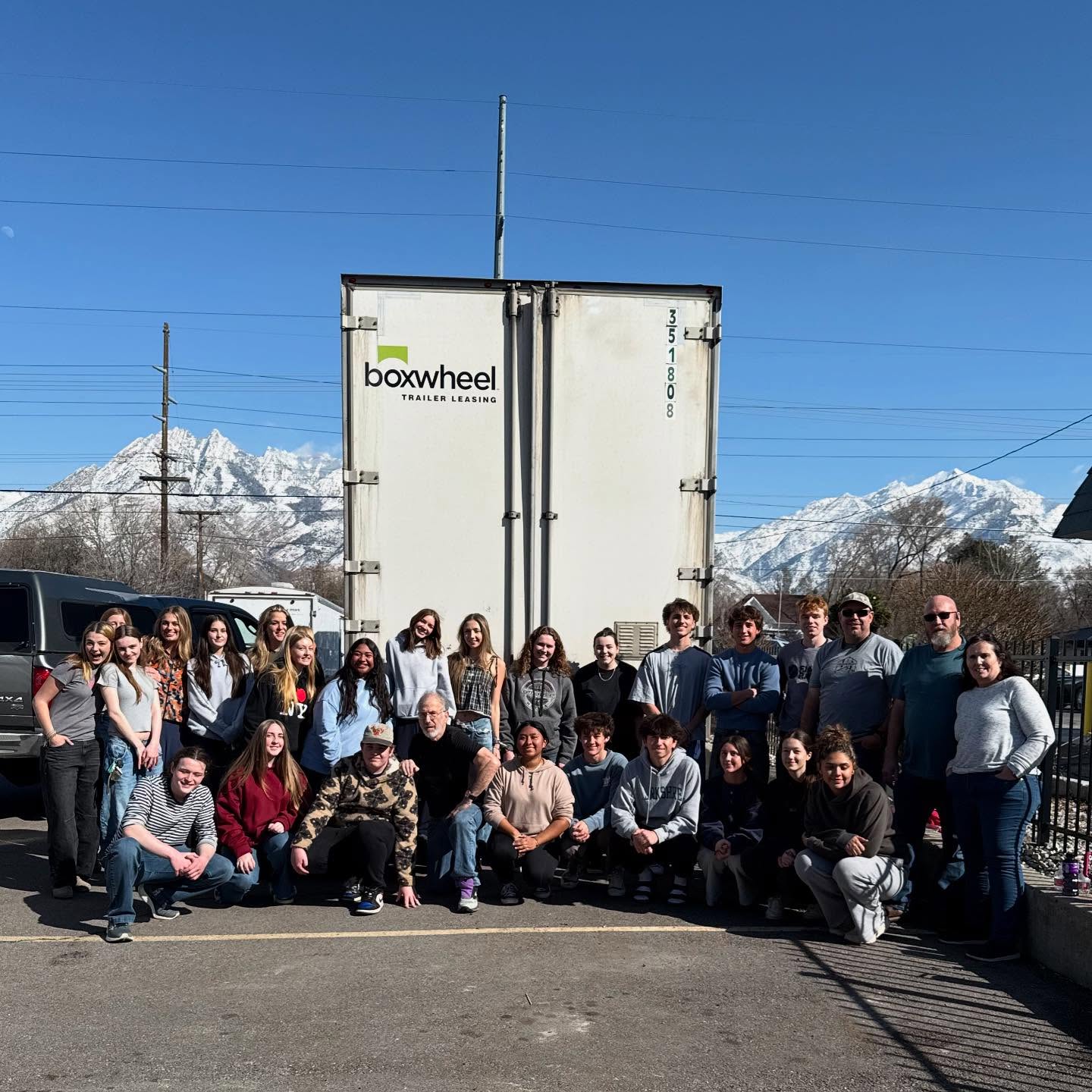 Do you have any last minute clothing donations? 📦👕♻️
Drop off donations TOMORROW at the Youthlinc office between 10 AM – 3 PM! Help us make a difference - every item counts!!
#Youthlinc #ServiceYear25 #ClothingDrive #BBBSUtah #LifetimeHumanitarians #Utah #NonprofitOrganizations
#Service #Donate